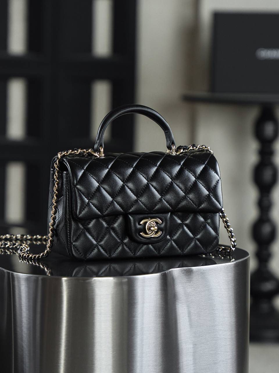 CF Mini手提包鑒定版 👜 一包一碼 支持全球鑒定查驗身份證原廠專G GR原廠皮料過關清單資料可査詢 經典的翻蓋加上獨特的提手，既保留了CF經典韻味，又增添了一份俏皮！ 而且單肩、斜挎、手提三種背法隨意切換，它都能輕鬆成為焦點！ 五金：全銅淺金扣 皮料：GR原廠小羊皮 尺寸：12*20*6cm