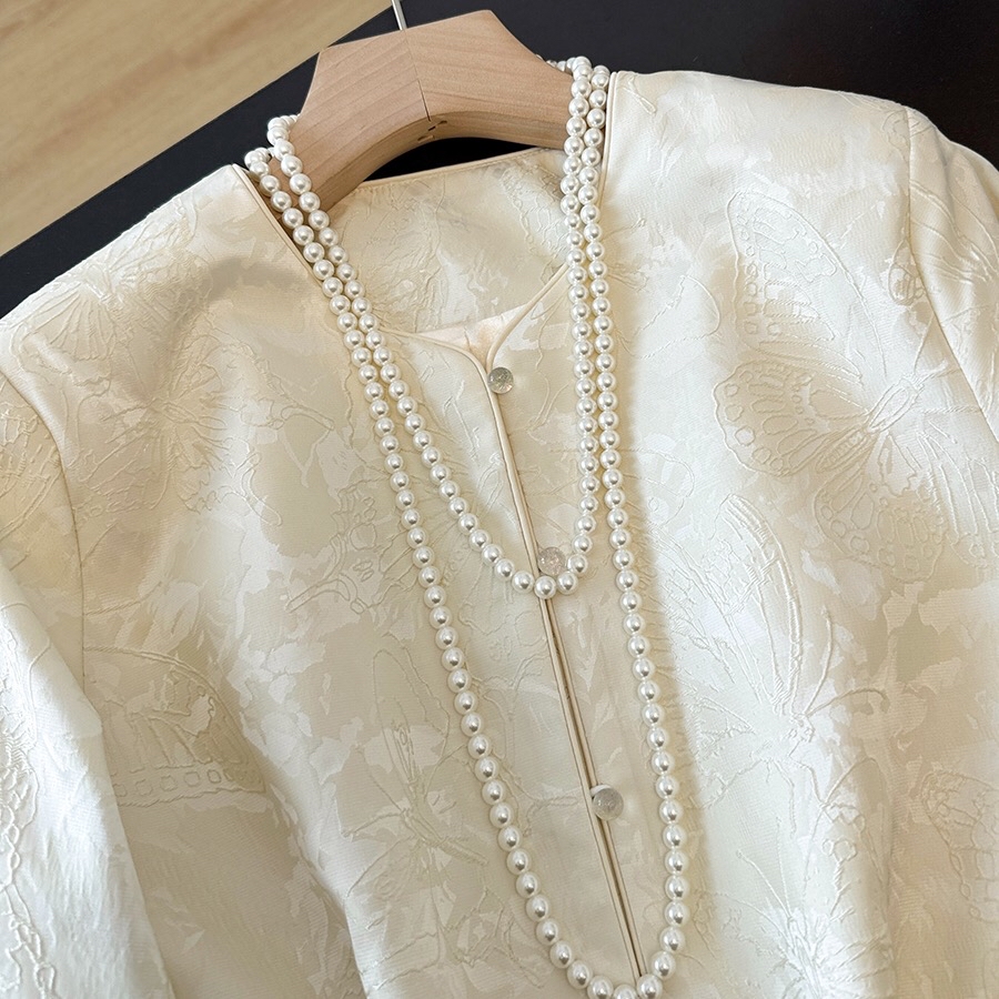 B106(9925) 新中式气质高级感缎面提花刺绣蝴蝶付垫肩杏外套上衣