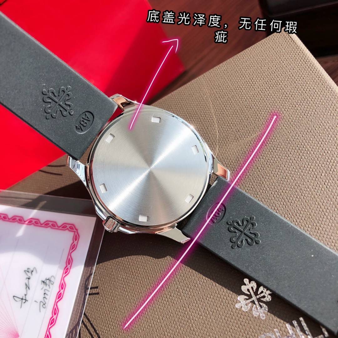 细节实拍‼️百达翡丽AQUANAUT 搭载原装瑞士石英机芯 。由100个零部件组成的一颗小而强大的内脏。真正做到零返修零误差！表盘设计也颇为独特，个性的浮雕表盘，精致立体字块。整个手表看起来立体感 高级感十足！玻璃采用蓝宝石超强硬度水晶玻璃。防反光 防刮花。进口热带复合材料橡胶表带，佩戴极为舒适贴手，适合各种手腕。搭配原装蝴蝶表扣 佩戴方便。最强舒适感😍🤟🏻