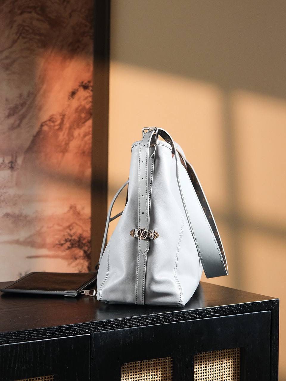 𝐂𝐀𝐑𝐑𝐘𝐀𝐋𝐋 𝐃𝐀𝐑𝐊芯片跳动码中号👜✨ ↘爆款𝐶𝑎𝑟𝑟𝑦𝑎𝑙𝑙 𝐷𝑎𝑟𝑘鲨鱼灰，强烈推荐闭眼入！ 羊皮面料搭配着老花肩带点缀，简直又是新宠大爆款， 慵懒随性感轻松拿捏🤏🏻 上市后一直处于一个断货王的存在！ 五金材质：厚镀纯钢五金 皮料材质：法国进口小羊皮 尺寸详情：𝟑𝟗*𝟑𝟎*𝟏𝟓cm