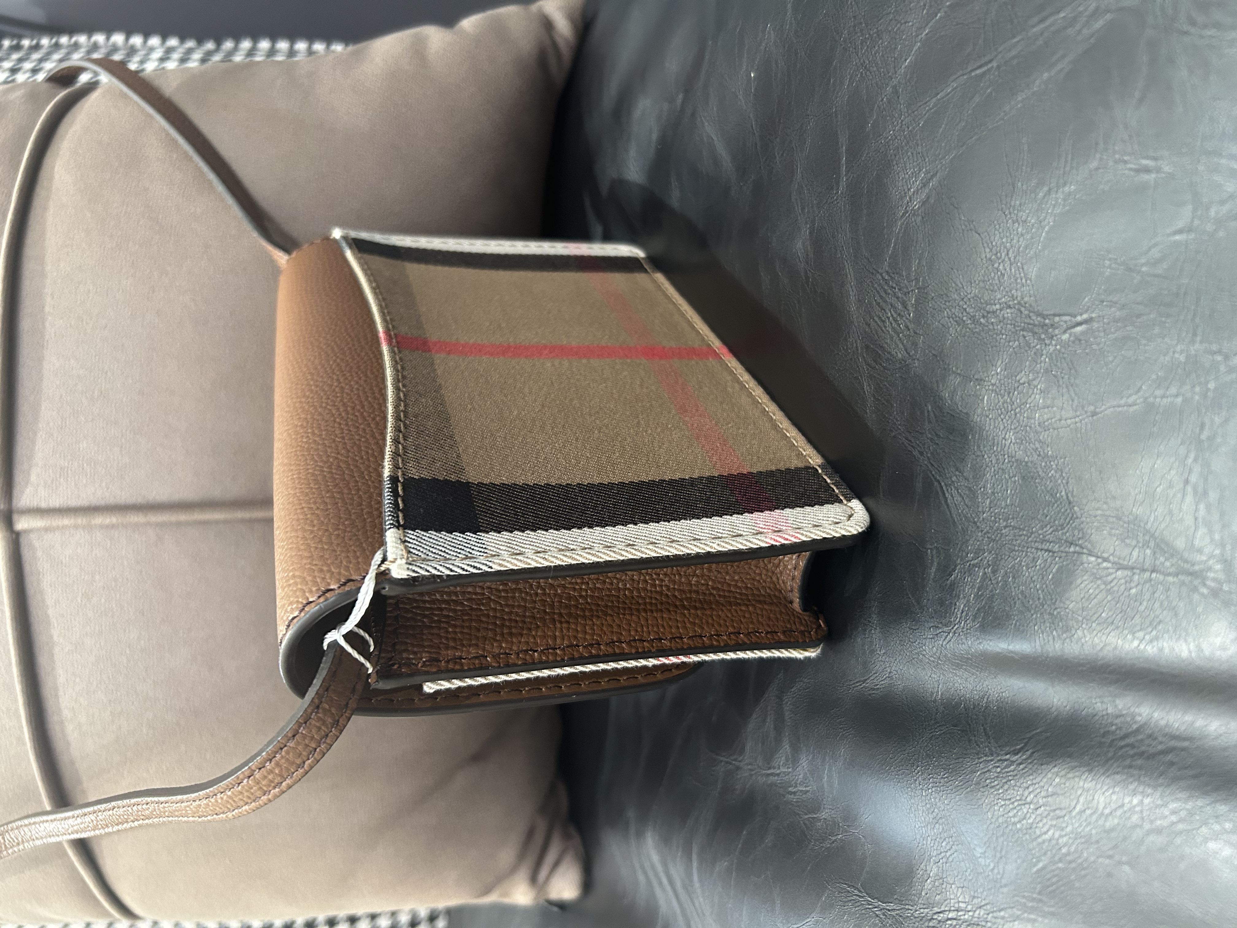 Burberry crossbody bag  100%Authentic,98%new ✅dust bag 