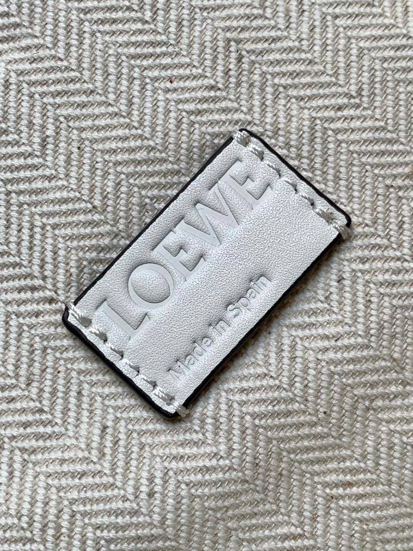 📍小号𝘼𝙣𝙖𝙜𝙧𝙖𝙢 𝙏𝙤𝙩𝙚镂空包 —【白色到货😍】 编码：652210 尺寸：𝟑𝟐-𝟏𝟐-𝟐𝟓.𝟓𝐜𝐦 ❤️以品牌经典Anagram图案镂空牛皮革制成，搭配牛皮革提手肩带和人字形棉帆布束带内袋。 ❤️可肩背或手提。包包自重轻，容量大，优雅与洒脱，自由切换。