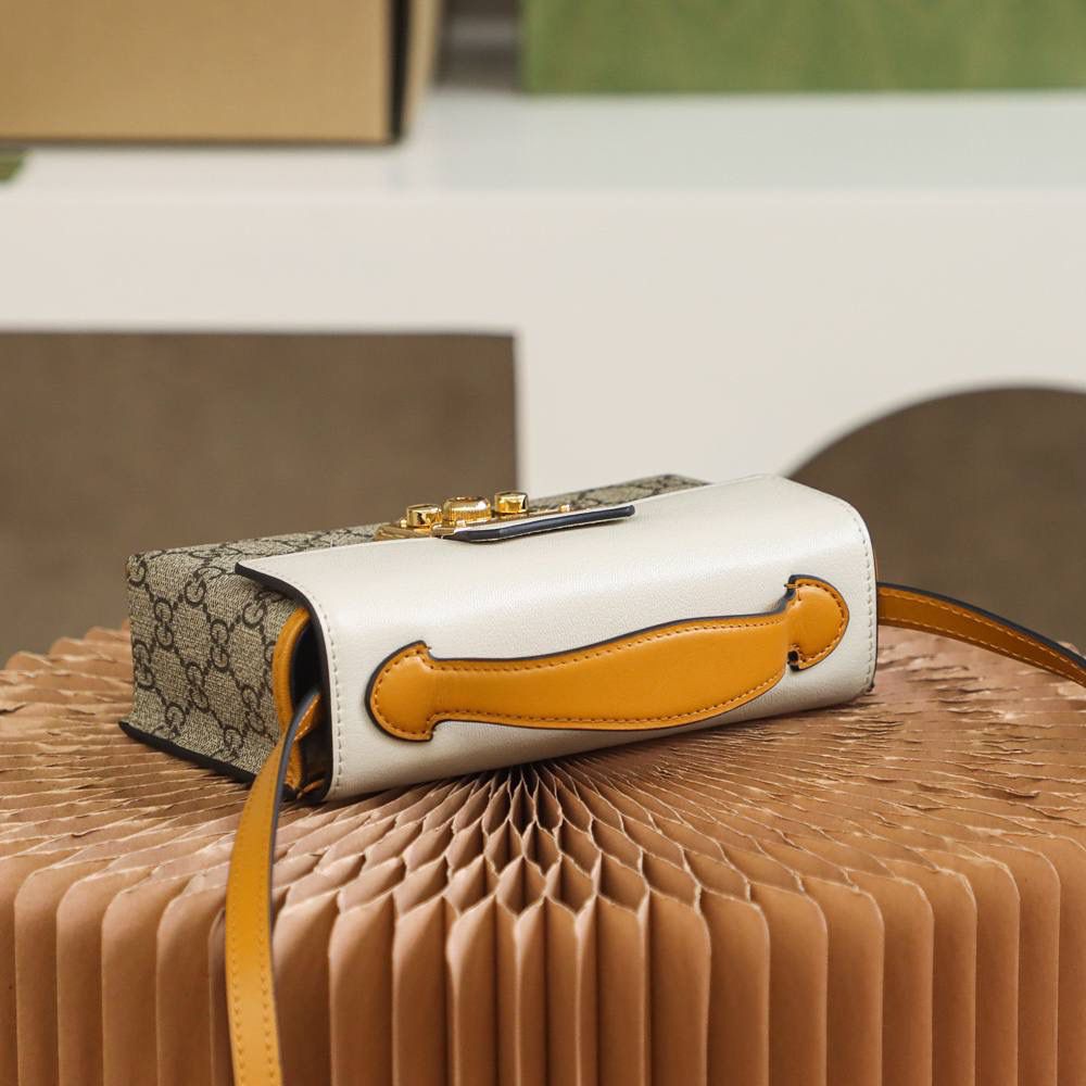 𝙥𝙖𝙙𝙡𝙤𝙘𝙠系列新成员 正品皮#652683# ✔尺寸：18*10*5cm 经典之王，𝙥𝙖𝙙𝙡𝙤𝙘𝙠新成员，经典标志性的小锁扣作为主打，保留了原样貌的设计，但；与以往的padlock设计不太一样，迷你的包身，增加了更多的可爱元素，包身非常轻巧，且不是定型的包身，看着更时髦的味道，可背，可手提，背带也可以拆卸，更加人性化的设计，这一届的设计师真的太懂女人啦！🔥🔥