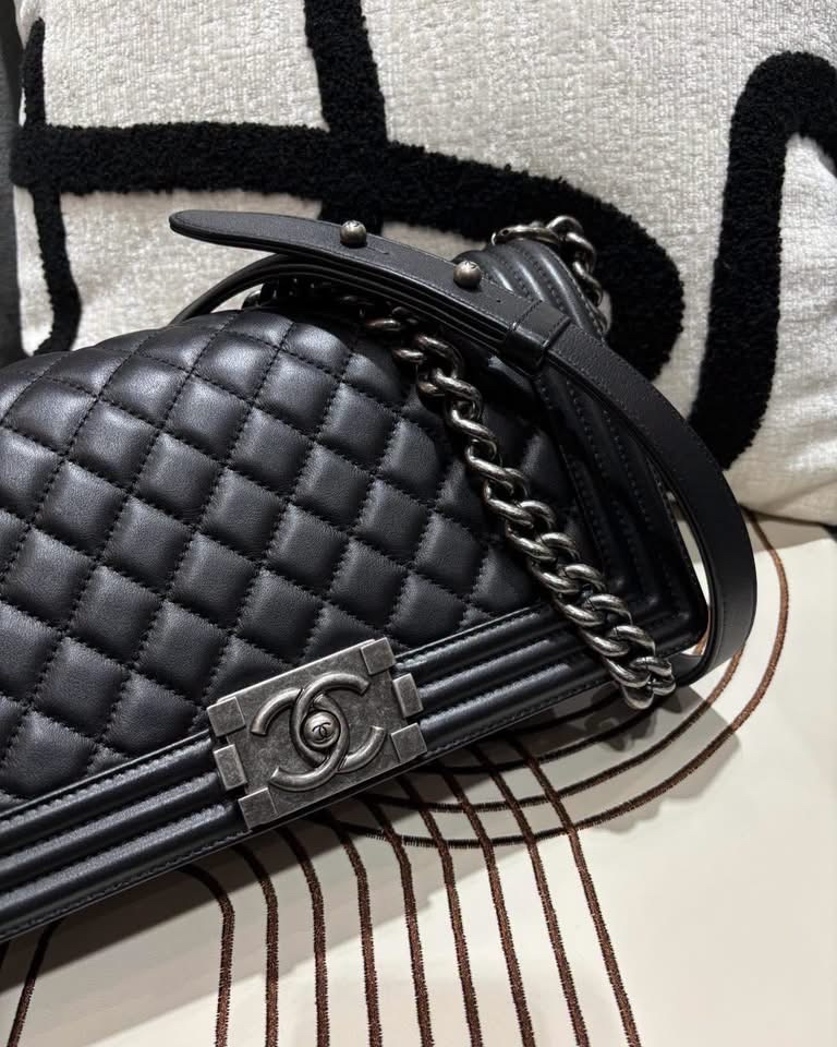 Chanel boy Chanel medium 25cm  100%Authentic,98%new ✅27card ✅dust bag ✅box 