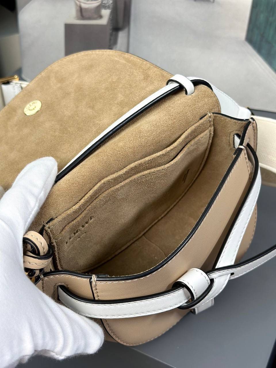 *𝘔𝘪𝘯𝘪 𝘎𝘢𝘵𝘦 𝘋𝘶𝘢𝘭 马鞍手袋 ✨上新 new in✨ 尺寸:15*12.5*9cm（中部最宽处21cm） 编码:522127 颜色: 织带/全麦拼白色 将原本的细肩带更换成存在感更强的帆布宽肩带，点缀logo印花，休闲率性感满满！ 包身采用非常柔韧光滑小牛皮，内里麂皮，内置两个卡槽，Puls🉑️无忧。 经典造型手袋，换上了新肩带，估计又有不少包控要失去抵抗力啦👏🏻