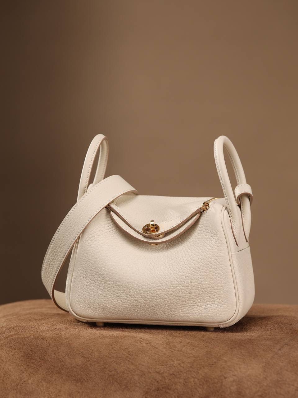 Hermes 爱马仕 Lindy Mini 19cm 奶昔白金扣👜✨ 尺寸：19*12.5*9cm Lindy是采用原厂的正品TC皮，什么是TC皮？ 爱马仕专用的clemence,简称tc皮，是Hermes最受欢迎的皮革之一，颜色会比Togo少一些，但是纹路比Togo细腻，含油更高，更软，因此稍稍有些下垂感的特点。