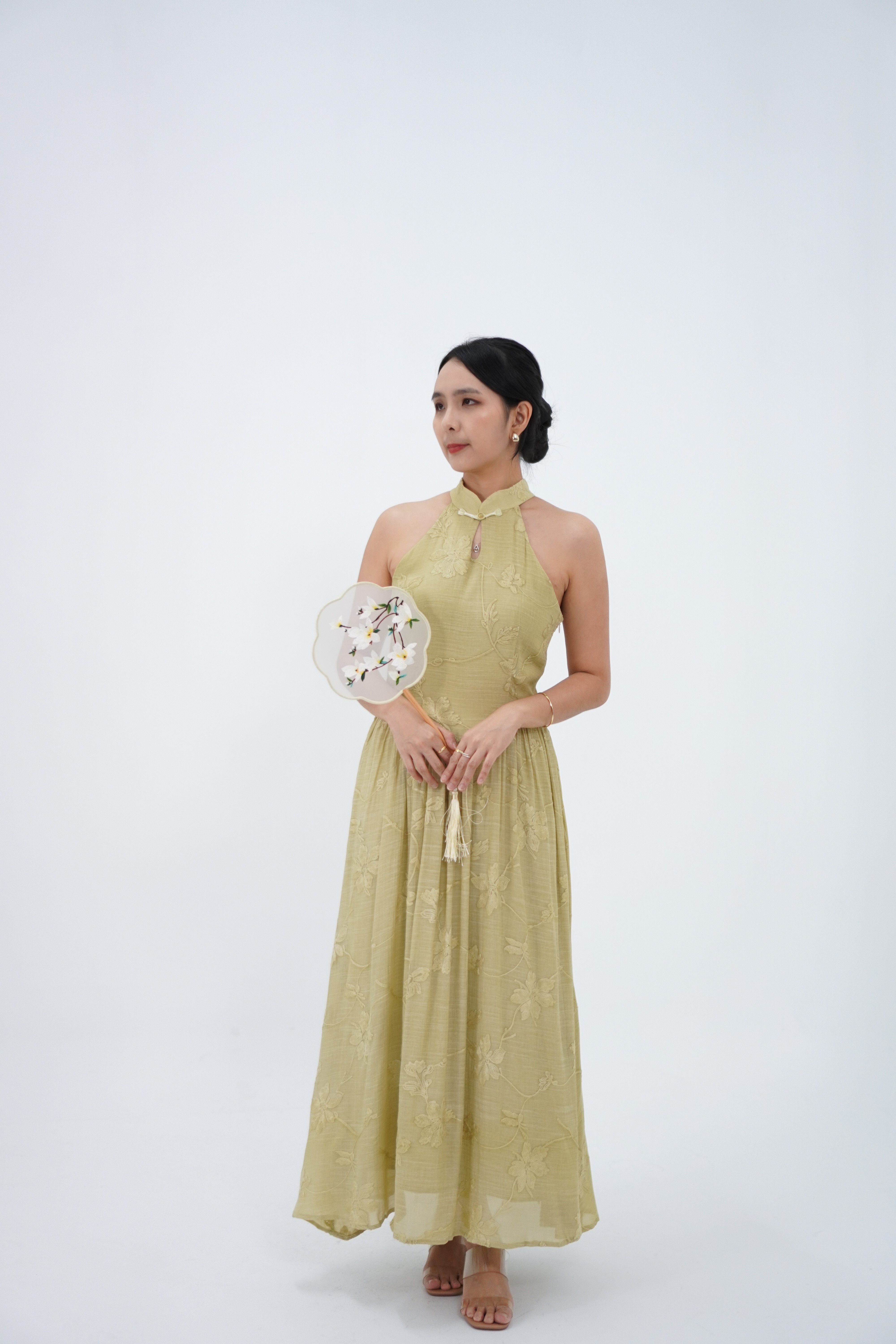 黄绿色新中式挂脖长裙