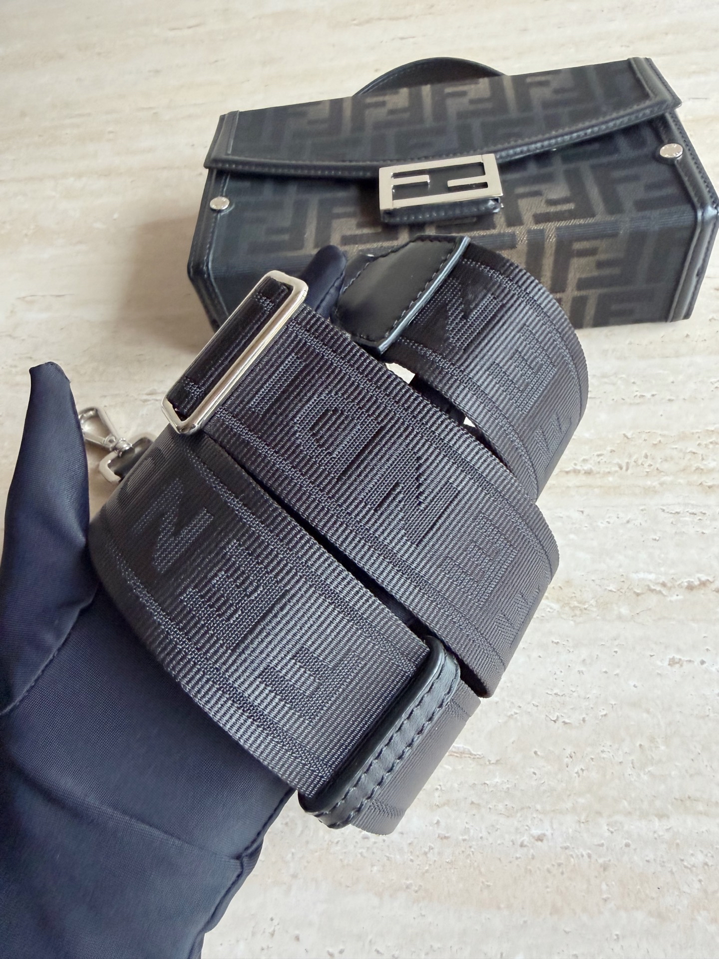 【預訂貨品】FENDI老花相機包