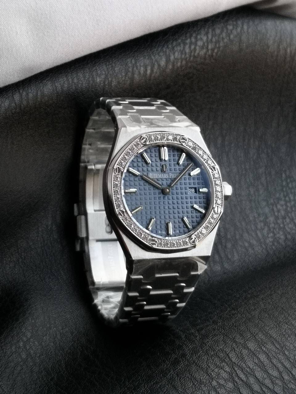 🚀爱彼皇家橡树系列 67651OR 女士石英腕表，卓越与经典的结合。一款象征奢华与工艺巅峰的经典手表。这款手表不仅仅是计时工具，更是一件艺术品。💯 纹理独特：表盘上镌刻有“grandetapisserie”大格纹装饰，这种格纹纹理细腻、规整且富有立体感，犹如精心编织的织物一般，为表盘增添了独特的视觉效果和艺术气息。 表径为33MM，这个尺寸对于女士腕表来说较为适中，既不会显得过于小巧而缺乏存在感，也不会因为过大而影响佩戴的舒适性和美观度，能够很好地贴合女性的手腕。 表壳厚度为7毫米，整体较为纤薄，使腕表佩戴起来更加轻盈，不会给手腕带来过多的负担。