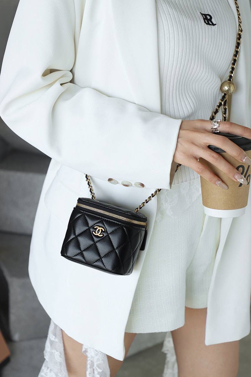 金球口紅包鑒定版👜 一包一碼 支持全球鑒定查驗身份證原廠專G GR皮料過關清單資料可査詢✅ 在時尚的廣袤宇宙中，金球口紅包宛如一顆奪目的璀璨明珠，散發著無可比擬的獨特魅力。 其巧妙之處在於，將口紅收納與精緻手袋完美融合，不僅可隨心調節肩帶長度，更成為點睛之筆，每一次轉動，都宛如開啟時尚魔法的鑰匙 五金：全銅厚鍍24k復古金 皮料：GR原廠小羊皮 尺寸：8.5*11*7cm