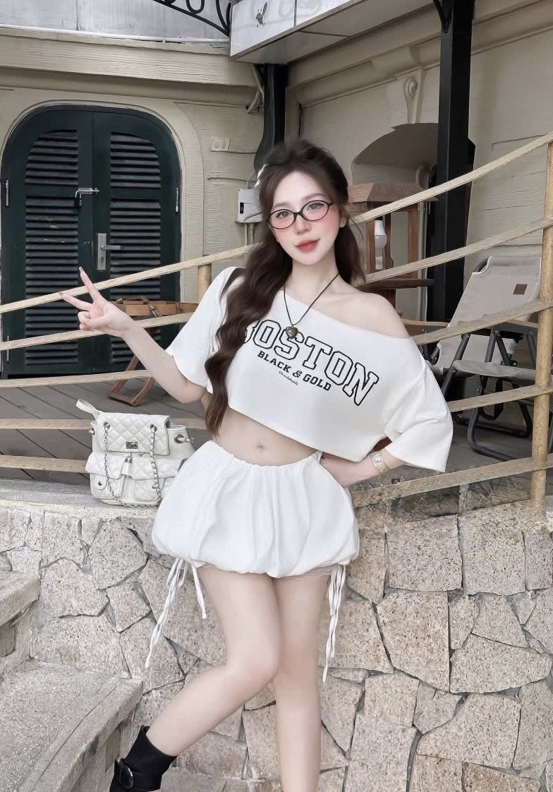 白色露臍上衣和短褲裙套裝