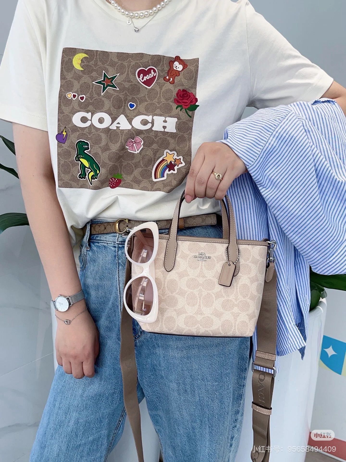 多款任選$118/2件。C*oach 印花情侶短袖