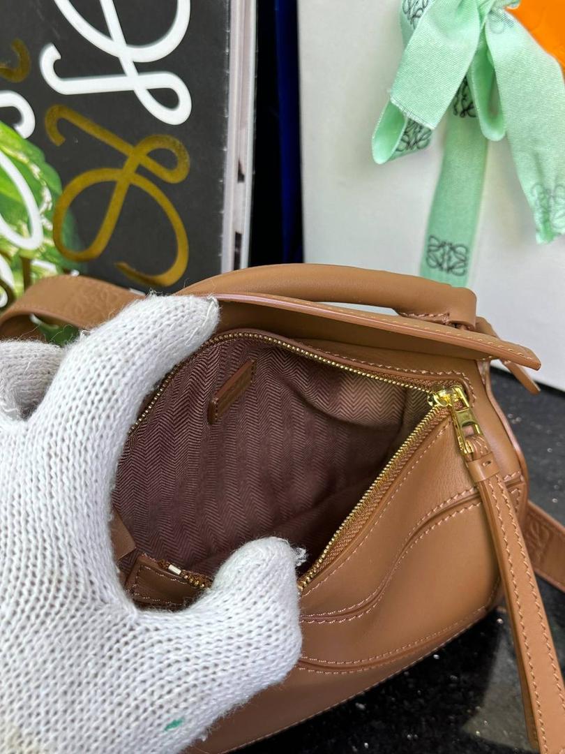 👉🏻迷你𝙿𝚞𝚣𝚣𝚕𝚎 【宽肩带】 迷你平纹/Anagram牛皮手袋👜 尺寸:𝟏𝟖-𝟏𝟐.𝟓-𝟖𝐜𝐦 编码:65222772棕色【配全套礼盒】 秋冬最新爆款上线啦…⤴️ 从手袋的小牛皮革、缝线、背带的金属环扣，内里内衬细节.都换上了最新的饱和单色系，细腻质感，为手袋增添了不一样的视觉魅力🔅