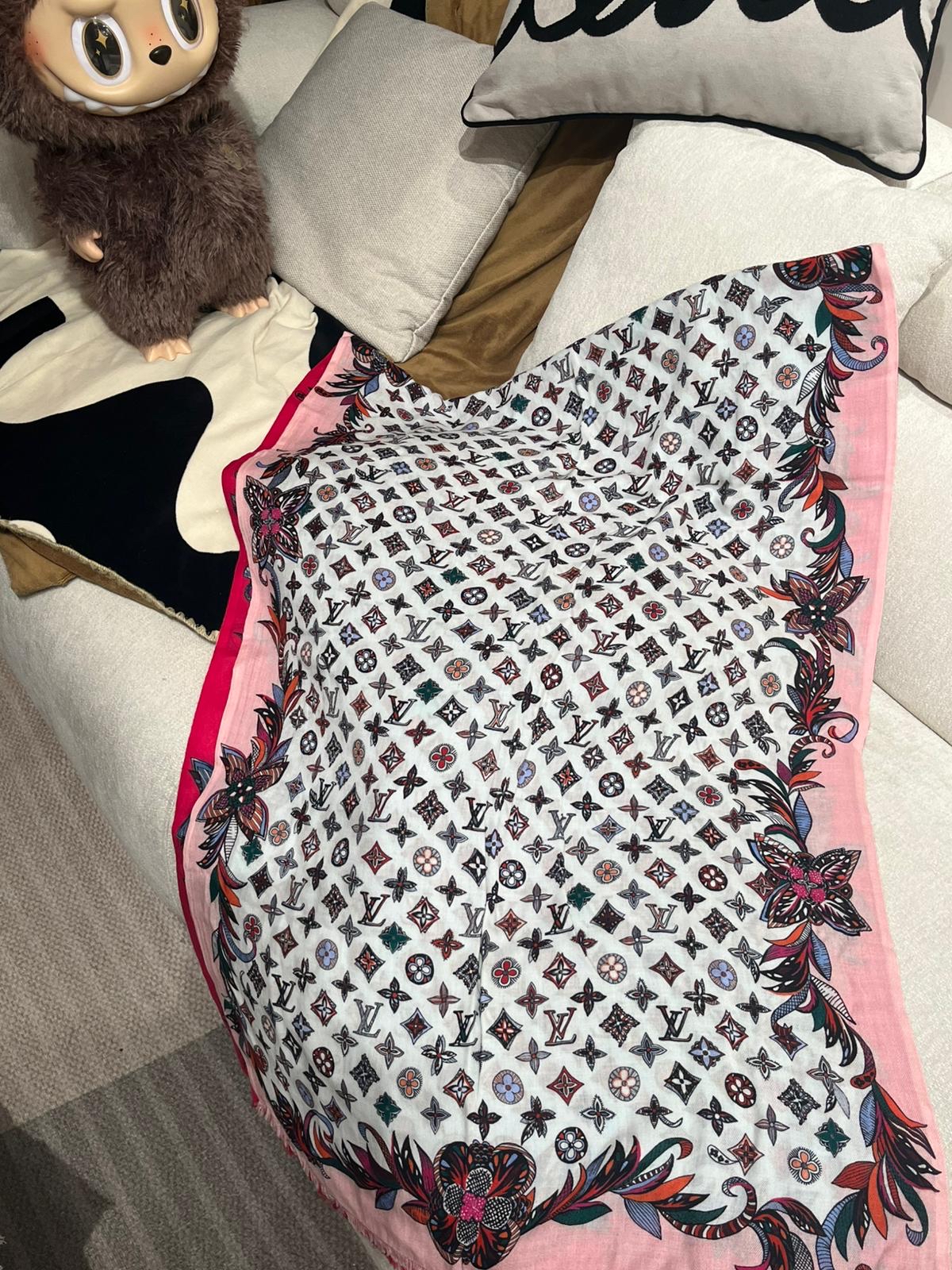 Lv scarf 限量配色輕薄圍巾/披肩M71409 100%Authentic, 98%New ✅box