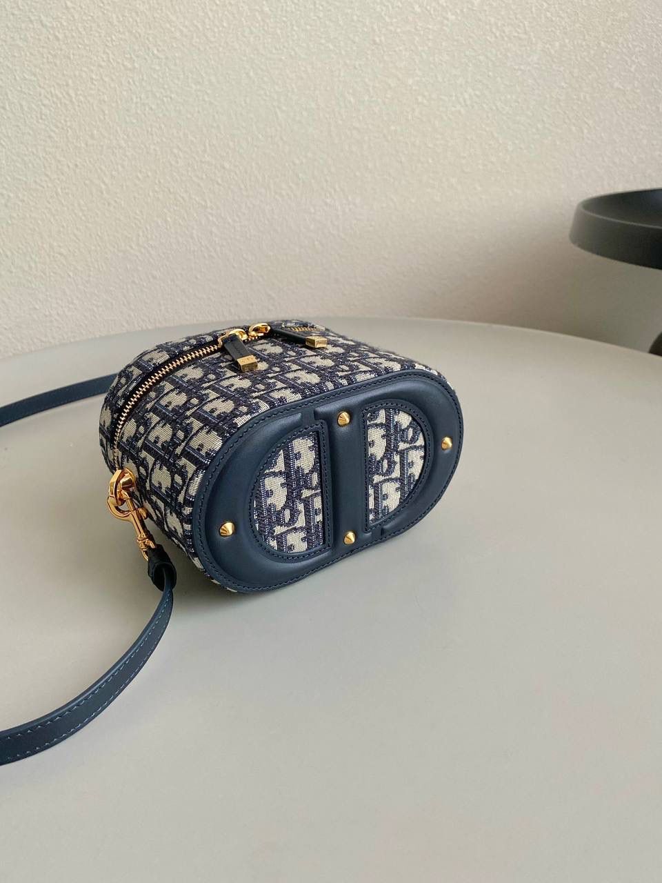 🈶老花蓝小号 𝗗𝗜𝗢𝗥 𝗦𝗶𝗴𝗻𝗮𝘁𝘂𝗿𝗲 𝗩𝗮𝗻𝗶𝘁𝘆 化妆盒 全新系列一出直接萌翻天，很难不火 通常在金属包扣或链条装饰的CD字母 这次当了回主角，直接放大像极了猪鼻子 压印浮雕质感和字母的立体弧度，好高级 成了包身上一眼就能看到的重点元素 手提手柄系个小丝巾，简直不要太可爱 拆卸可调节肩带日常随意搭配出街 小巧不臃肿，都去冲 16×11×9.5cm，#8101m