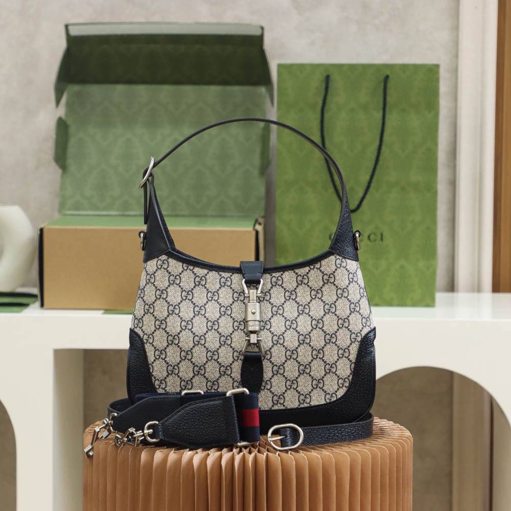 新配色𝐉𝐚𝐜𝐤𝐢𝐞 𝟏𝟗𝟔𝟏原厂皮#678843# YY# 🔹尺寸：28*19*4.5cm🔹 𝑱𝒂𝒄𝒌𝒊𝒆焕新推出全新海军蓝配色系列， 米灰色碰撞海军蓝的设计，颜值太炸了💥 那种复古，那种怀旧感却又不失时尚感， 就是属于越看越好看的真香系列，随意穿搭，都能碰撞出不同的高颜值风格，肩带可调节，单肩/斜挎/腋下，都非常有品味的气息，满满的高级感！