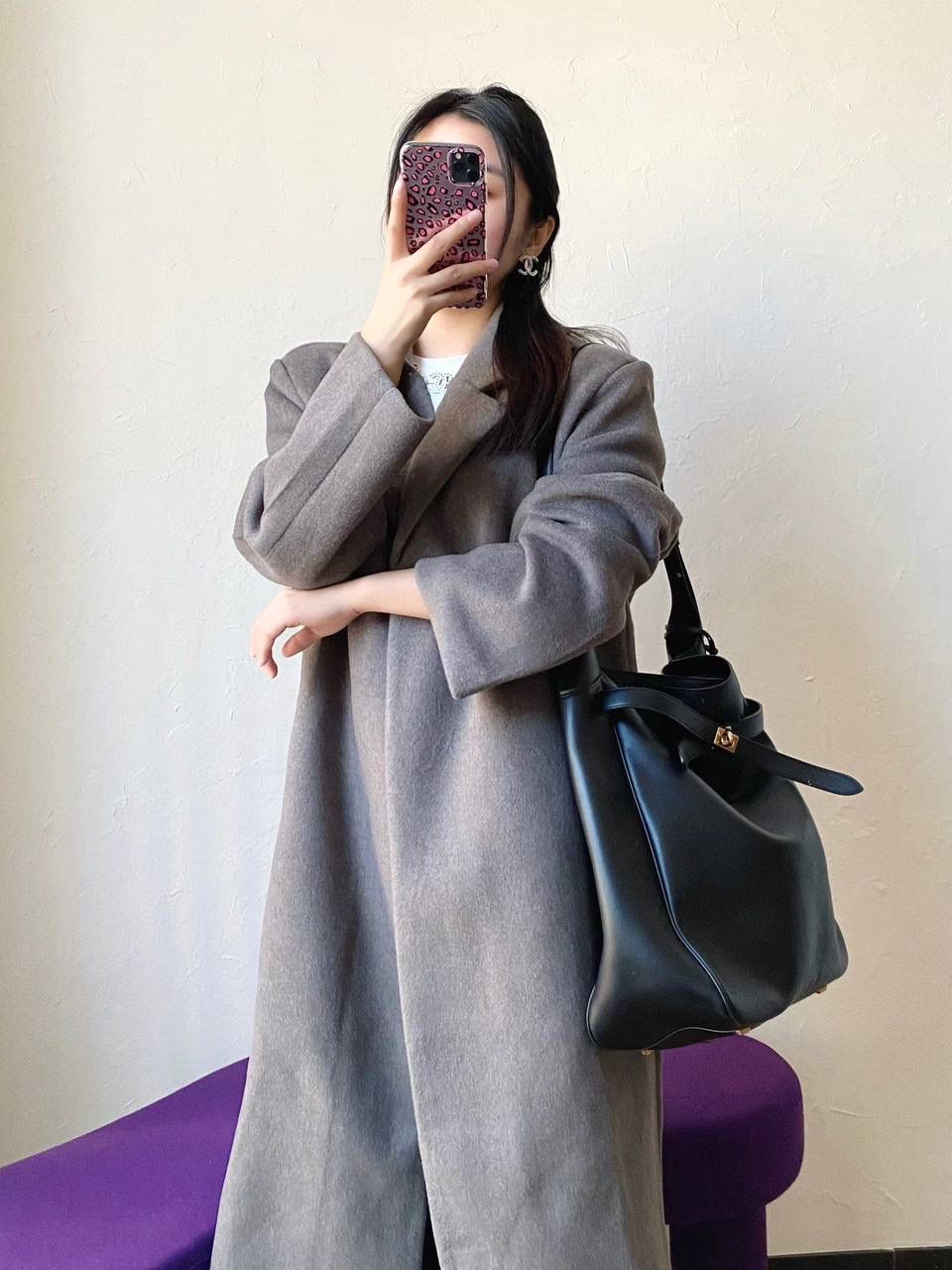 爆款🔥小号🖤 ba1enciaga bel air hobo桶包 beiair➕rodeo，大热当道 一整个系列都火爆了，一只比一只热门 半定型的水桶包超有态度 它的皮是有点厚度又软乎的 所以整个包都散发着慵懒和不羁的感觉 而且设计元素不拖沓繁琐 完全可以无脑搭配 现在的通勤人员也是吃得太好了吧 能有这么时髦的托特包来背！ 什么电脑水杯统统往里扔就对了 肩带可长可短，腋下背斜挎背都ok 两个尺寸任君选择，果断冲！！ 小号：26.9×25.9×9.9cm811018m 大号：43.9x39.8x14.9cm