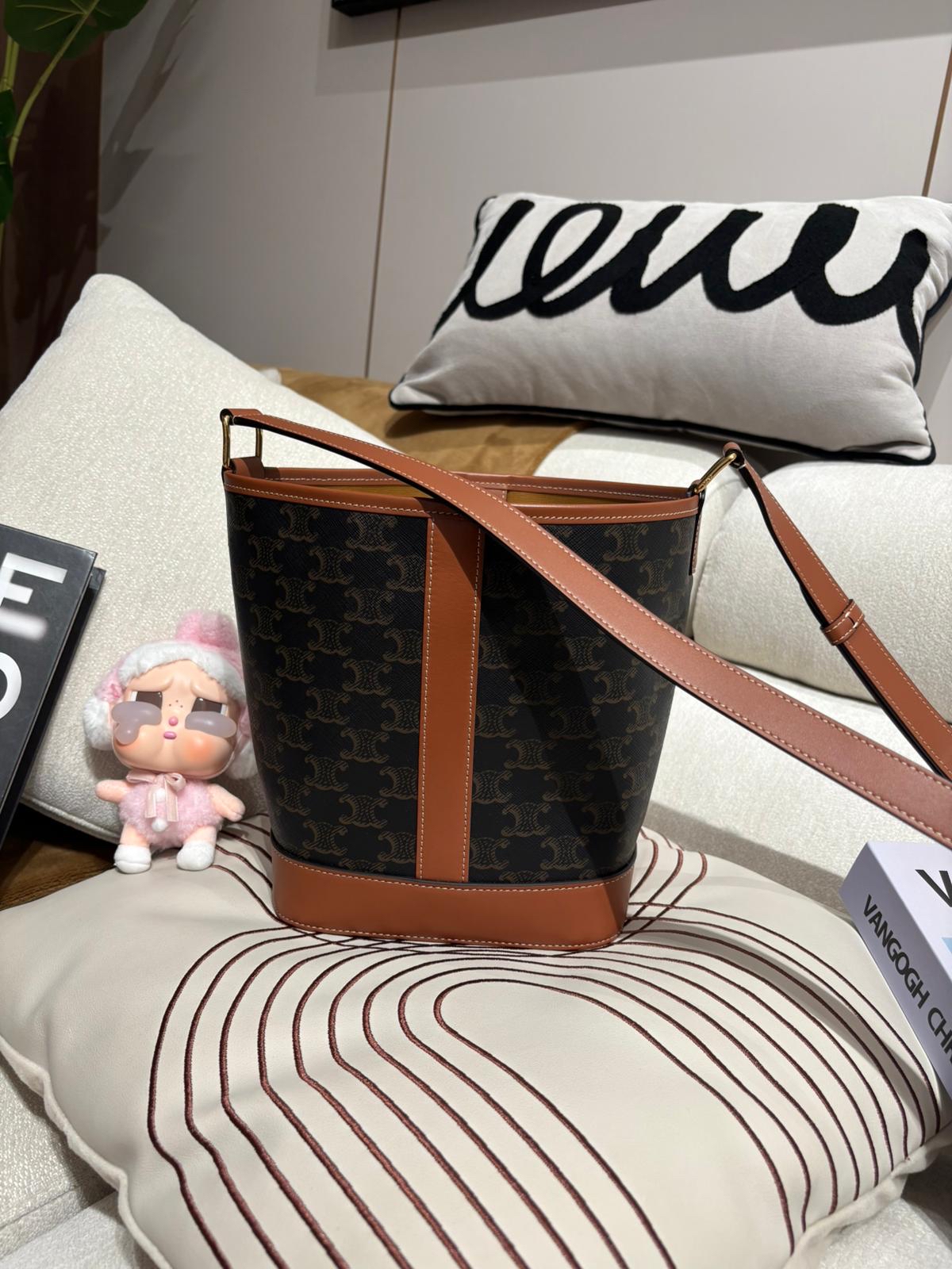 Celine small buckwt bag in triomphe 100%Authentic, 98%New ✅Dust bag