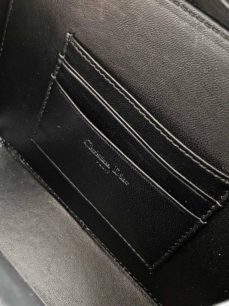 🈶黑枪 𝗗𝗶𝗼𝗿 𝗰𝗮𝗿𝗼手提相机包，全皮款 推荐给所有小包爱好者，超级呆萌 方方正正的箱形，软糯糯的小牛皮 简单不花哨，可拆卸肩带➕手提带两用 手提真的非常非常好看，多了丝小女人的娇羞感 高级又不失复古，冬天配大衣绝了 18×5×13cm，#7301m