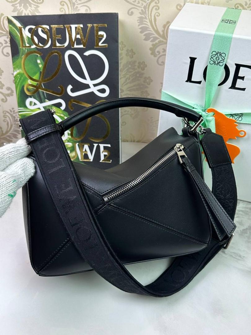 🅰️小号 𝗣𝘂𝘇𝘇𝗹𝗲最新版本❤️ ——（缎面/织带款） ✅经典拼图系列，不规则立体几何设计，最具辨识度的立体廓形和几何美学，顶级进口小牛皮搭配德国沙菲线，独家定制五金，𝗬𝗞𝗞拉链拉头 ✅容量超大，颜值高，四季百搭，新款自带可拆卸𝗟𝗢𝗘𝗪𝗘织带宽肩带‼️ 尺寸：𝟐𝟒-𝟏𝟔.𝟓-𝟏𝟎.𝟓𝐜𝐦 款号：061609织带款黑色