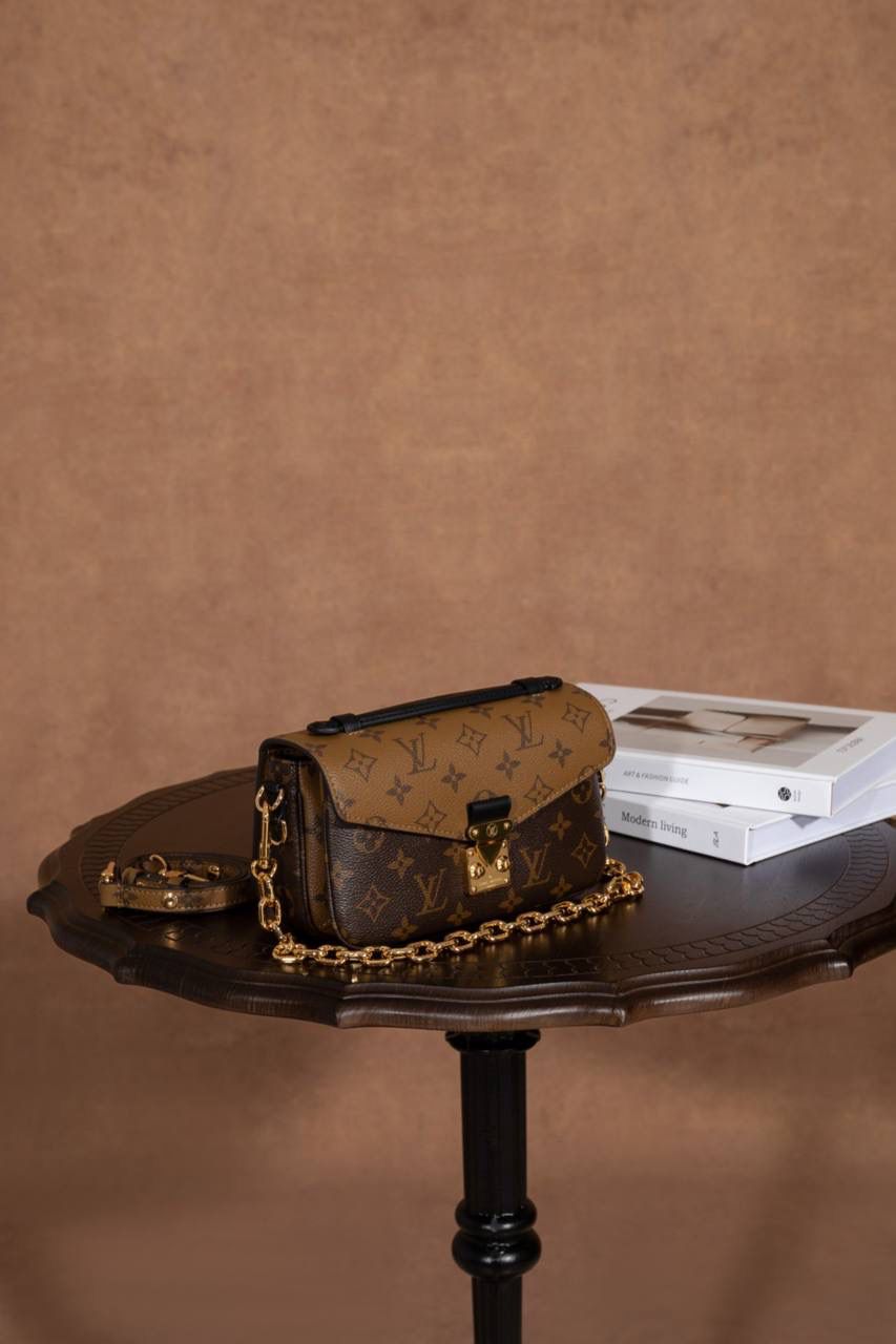 LV小邮差🎀 用的是 A+ 级全钢五金，亮亮的很有质感；再加上进口高弹面料，摸起来舒服，有弹性又有光泽，真的很加分咯 ✨ 渠道货包装，简单大方不浮夸。尺寸 21.5 × 13.5 × 6cm，小小一只但很实用，出门背刚刚好 👜