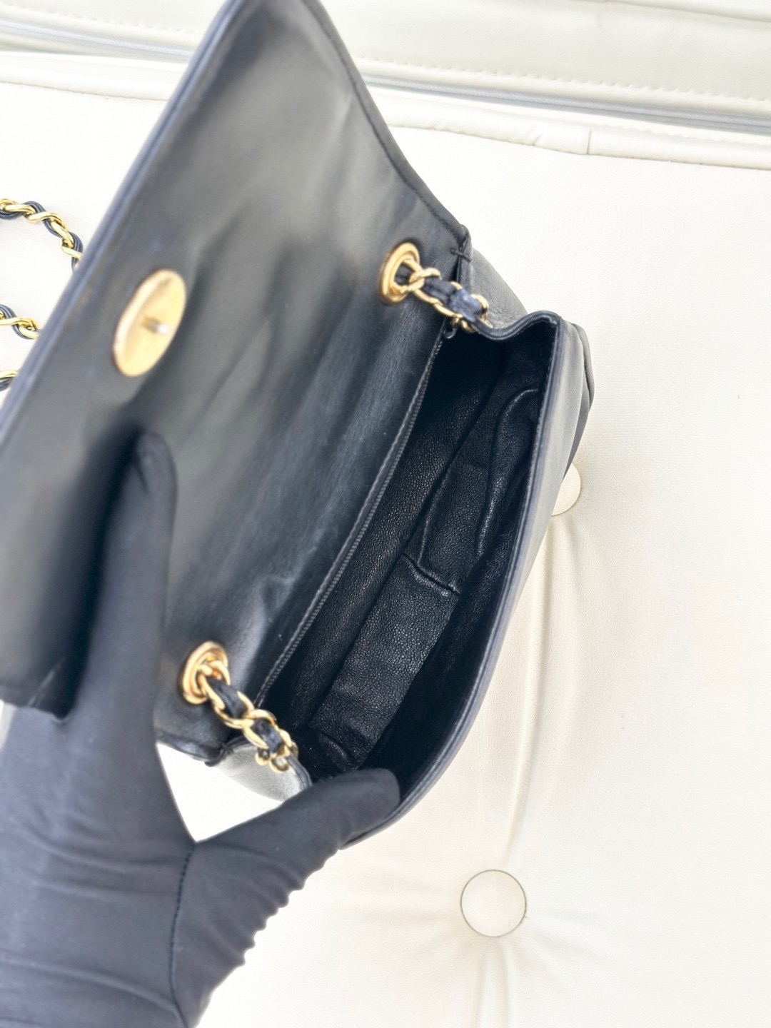 【預訂貨品】Chanel Vintage黑色羊皮金扣woc