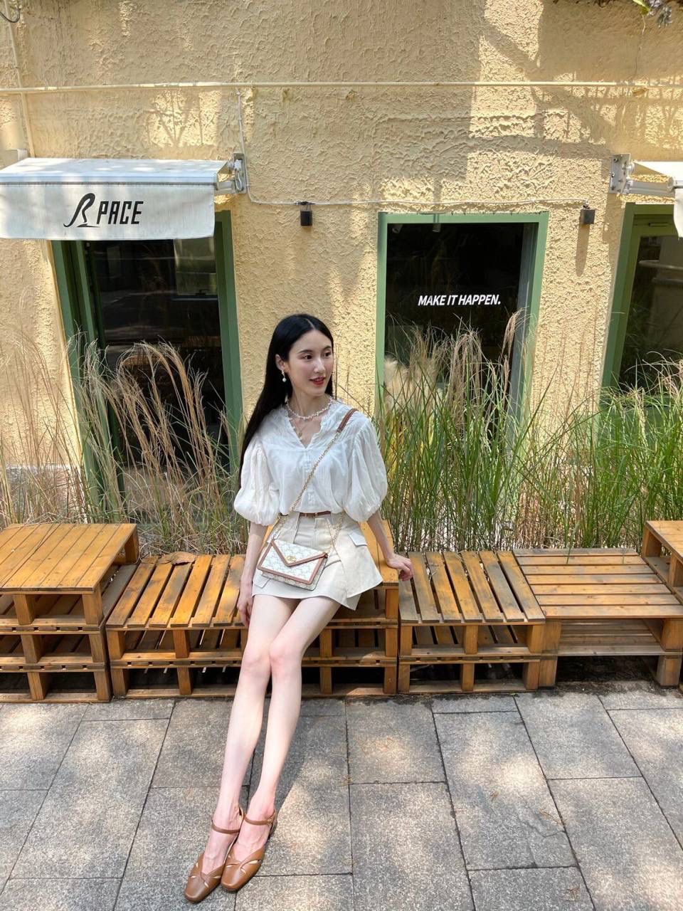 🔥大货实拍图 𝗖𝗘𝗟𝗜𝗡𝗘♥𝗠𝗔𝗜𝗟𝗟𝗢𝗡链条信封包 型号：10H422 尺寸：19.5*13*4cm 白色老花+棕边秋冬背都很好搭～重点是外层帆布，里层牛皮，很耐造！喜欢😍