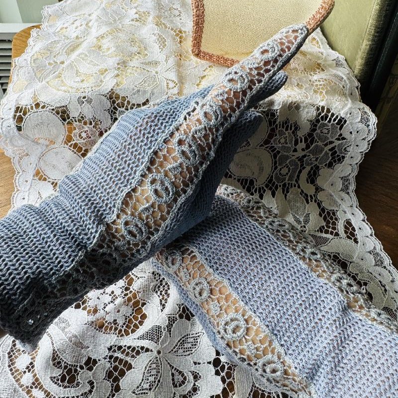 Vintage Mid-Century Purplish Blue Hand Crochet Elegant Gloves - 7"(MT2321)