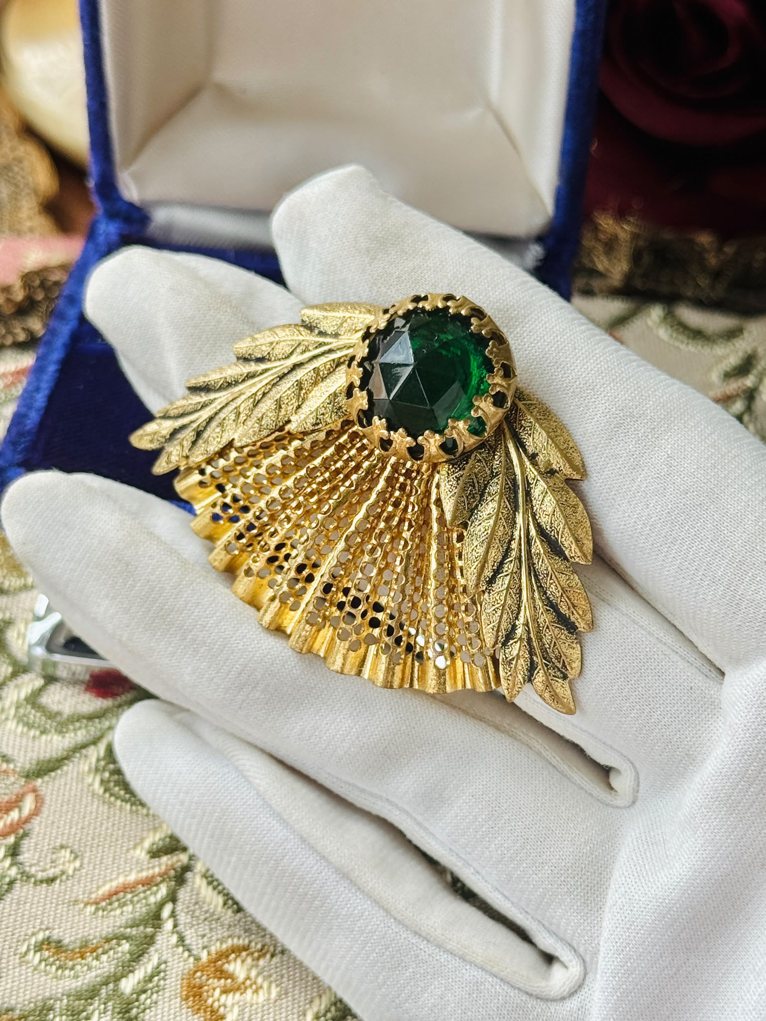 Vintage Emerald Green Glass Fan Brooch (MT2625-5)