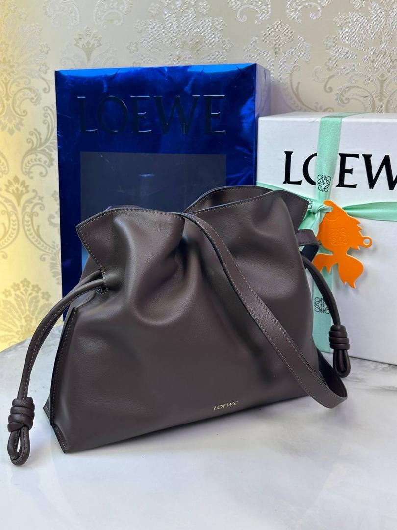 全新升级—中号𝙁𝙡𝙖𝙢𝙚𝙣𝙘𝙤出货啦✅ ❤️升级版福袋正面新增品牌烫金𝙇𝙤𝙜𝙤代替压印𝙇𝙤𝙜𝙤，肩带加宽同时增加两侧狗扣五金代替原本皮穿扣肩带，精致又便捷🥰 ❤️独家定制皮料五金，小牛皮皮质手感十分柔软且耐用，肩带🉑拆卸🉑调节，多种背法任你选择，容量超大，日常出行必备😍 ❤️独家品控，完全对版细节，全套礼盒🎁包装给你满满的仪式感🥰 中号尺寸：𝟑𝟎-𝟏𝟎.𝟓-𝟐𝟒.𝟓𝐜𝐦 款号：052028咖啡色