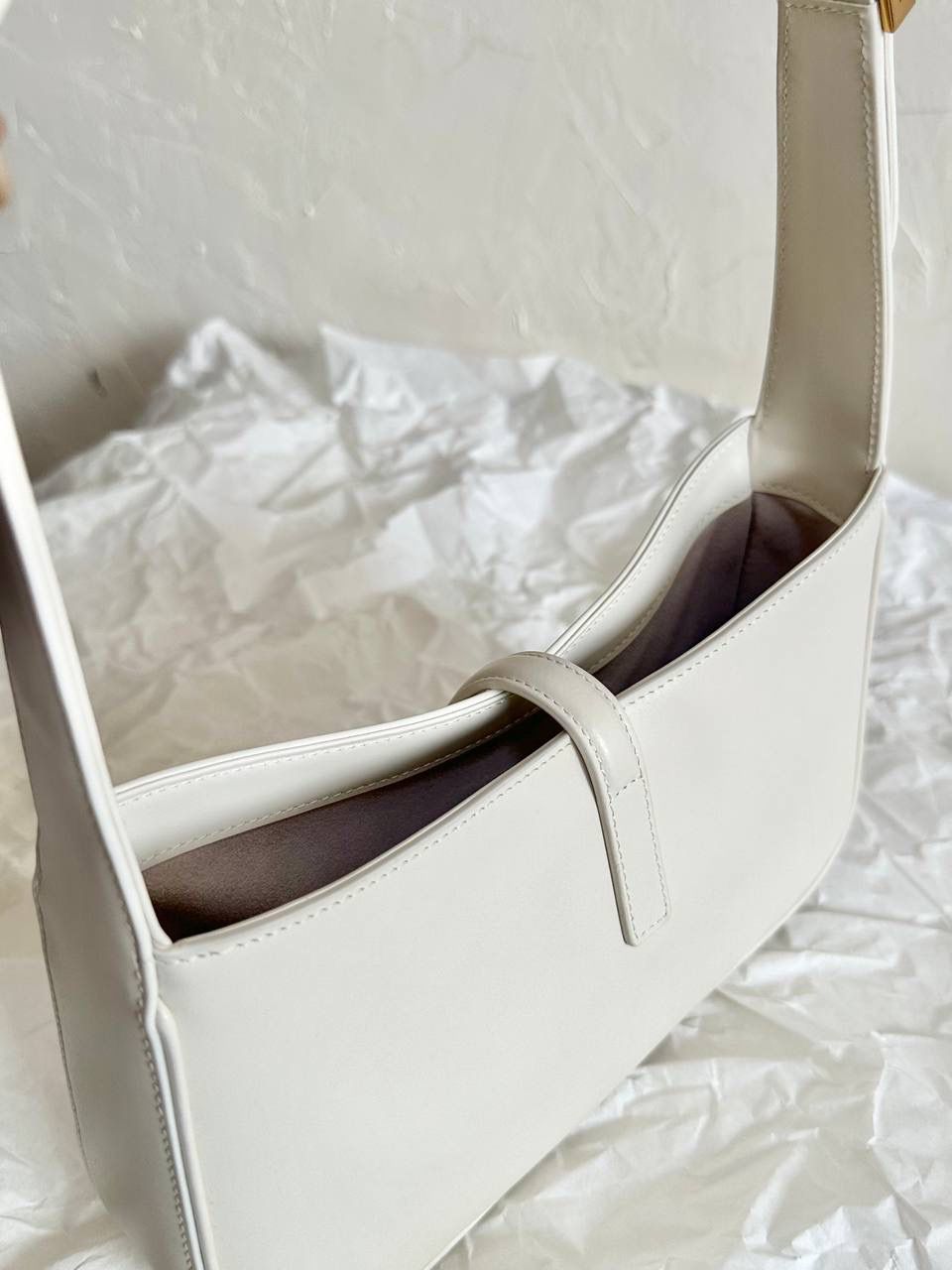 ys1 le5à7 光滑牛皮腋下包鳄鱼纹🐊 没找到他们家出的包包越来越极简主义 线条流畅，没有一丝一毫多余的废话 包身正面的一个logo说明一切 能留下来的都是这种简单款 日常最好搭配的也是这种 头层牛皮不仅光滑 皮感摸起来还有一点点韧度 内里搭配了我最爱的麂皮 真的是里里外外都非常打动人🖤 我的私心强推！ 23×16×6.5cm651350m