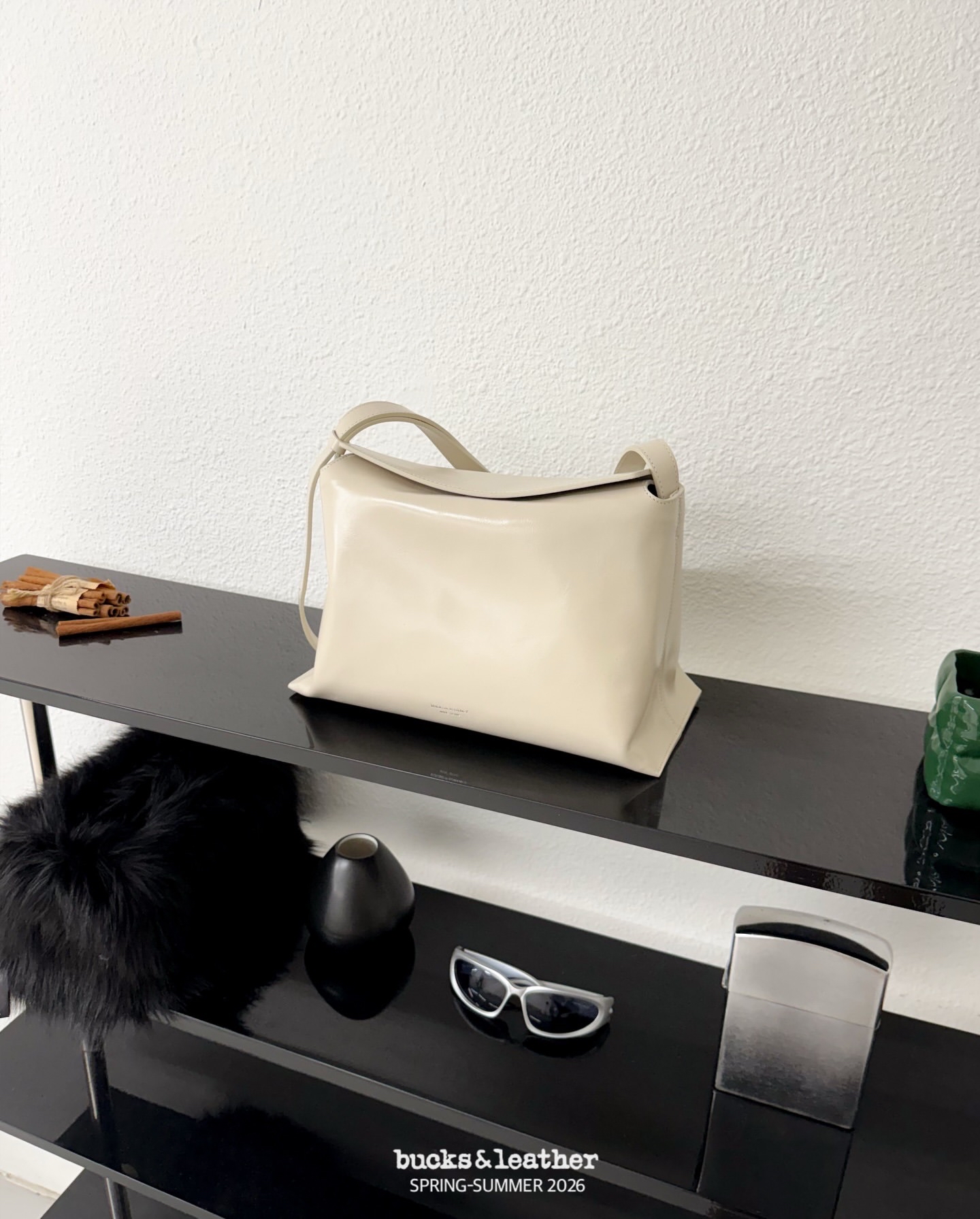 【26SS新皮】預訂_牛皮亮面 Bread bag 磁吸枕頭包 (L) By Bucks & leather