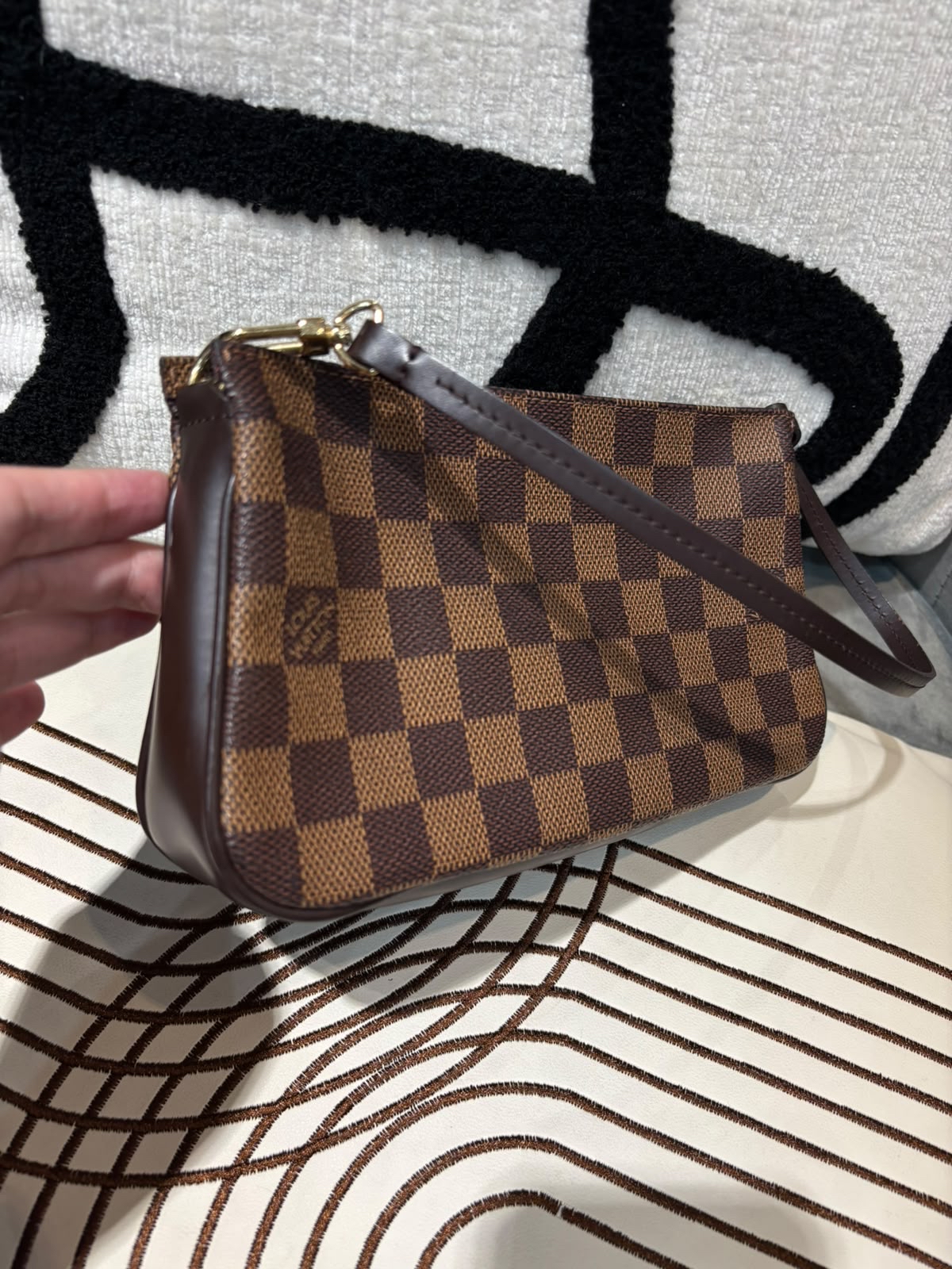 Louis Vuitton LV pochette damier Hobo Bag 100%Authentic, 95%new