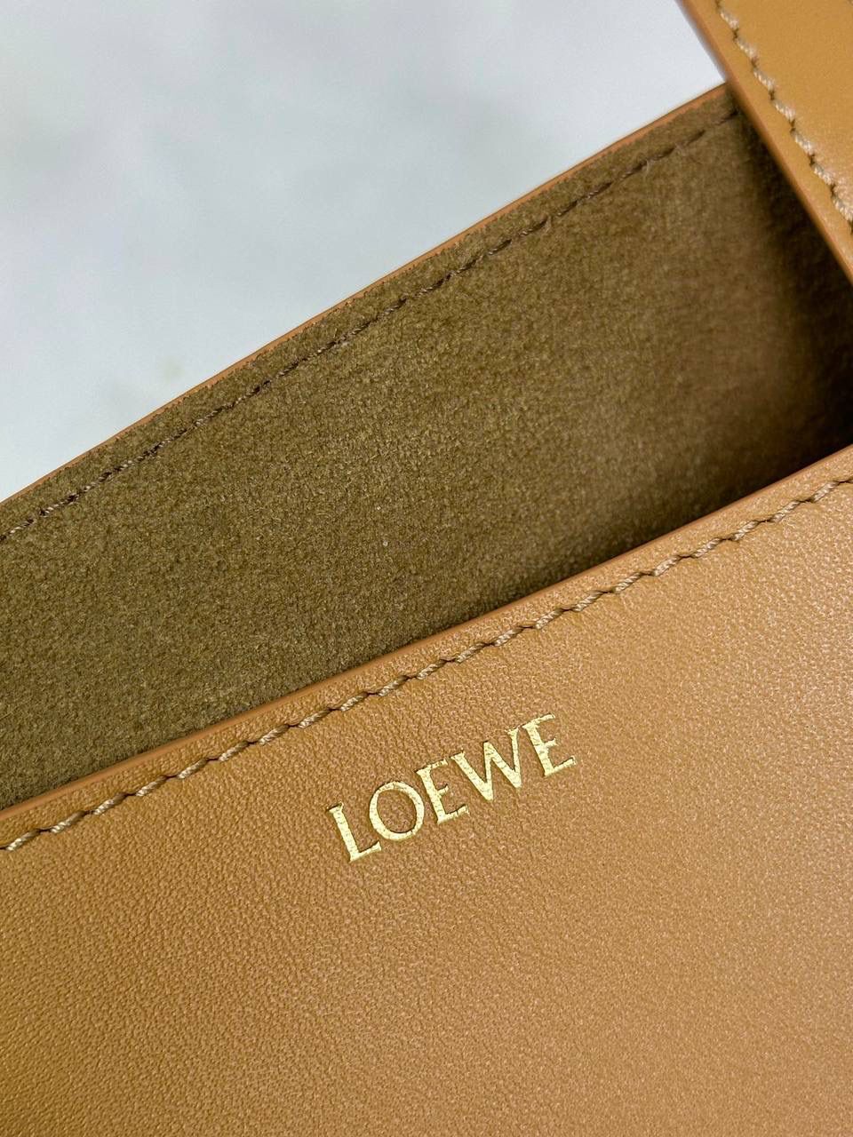 *𝐌𝐢𝐧𝐢 𝐏𝐮𝐳𝐳𝐥𝐞 𝐅𝐨𝐥𝐝折叠手袋👜* ——全新【𝗡𝗘𝗪】升级‼️ 延续经典𝙋𝙪𝙯𝙯𝙡𝙚的标志性几何裁剪设计，新晋顶流🅰️𝙋𝙪𝙯𝙯𝙡𝙚 𝙁𝙤𝙡𝙚 𝙏𝙤𝙩𝙚以折纸包为灵感，升级成🉑完全折叠‼️的结构，立体与平面任意切换，出差旅行🧳必备单品。小牛皮材质轻且柔软，𝐌𝐢𝐧𝐢尺寸搭配一条可拆卸式肩带，手提，肩背，斜挎多样化背法✨ 尺寸：𝟏𝟔.𝟓-𝟗.𝟓-𝟐𝟎cm 款号：052322