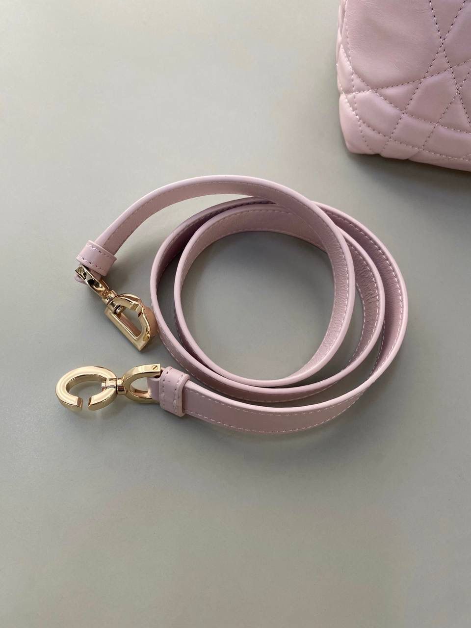 🈶粉色，迷你 𝗗𝗜𝗢𝗥 𝗧𝗼𝘂𝗷𝗼𝘂𝗿𝘀新版竖款 火爆全网toujours缩小版来啦！ 看到真的心动得不行～ 实物就是常规迷你水桶大小， 真的可爱死 别说，包虽小但容量还挺大的 日常用品都能轻松装上 肩带长度也刚刚好，不挑身高 反正就是太乖啦！夏日必备 😍 13×15×12cm #M1272m