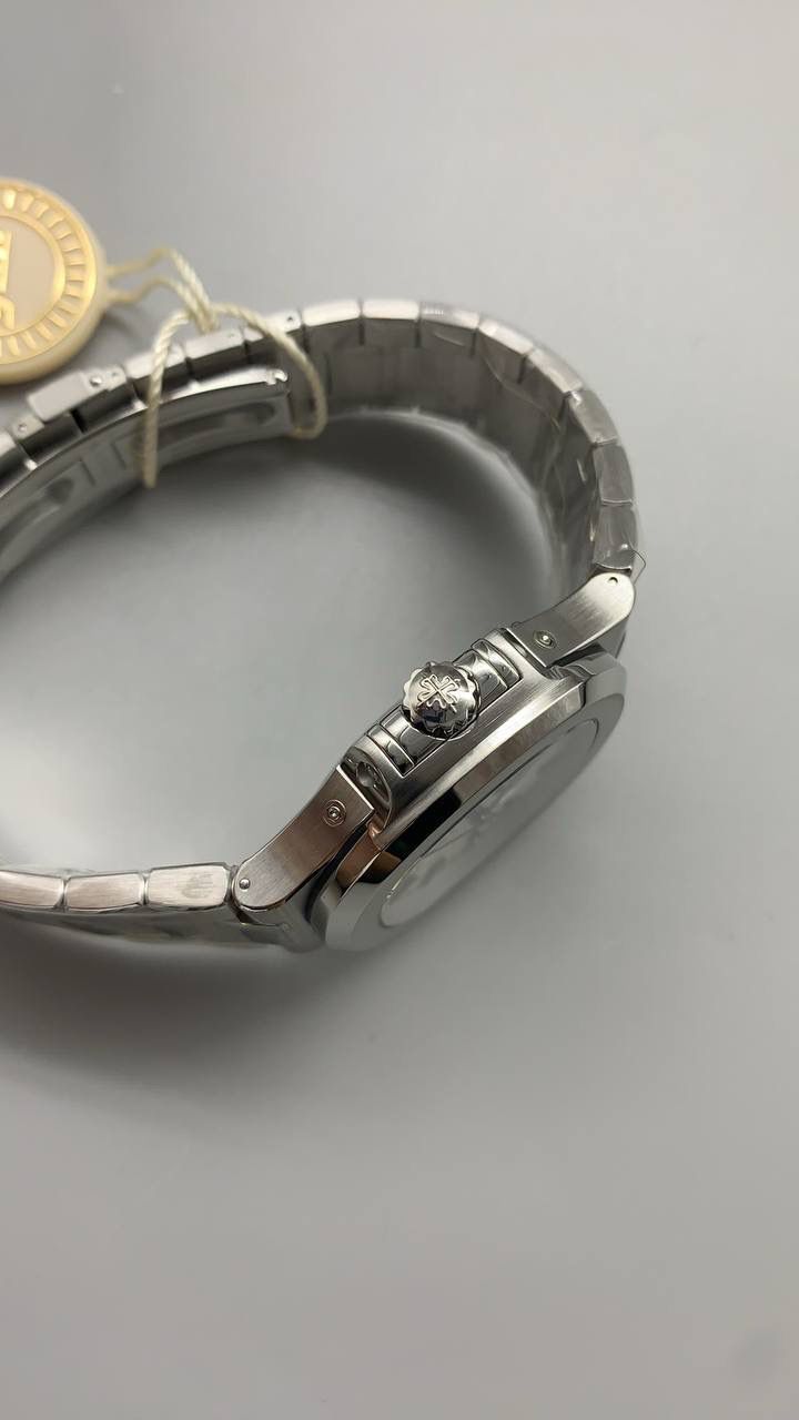 百达翡丽 Nautilus 5726/1A-014 年历月相显示自动机械男士腕表