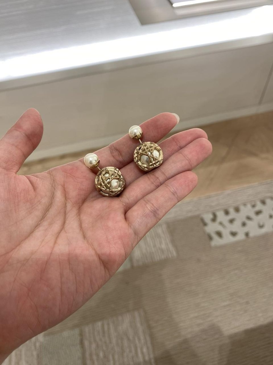 【現貨】DIOR Tribales Cannage 藤格紋鏤空珠飾耳環 連禮盒