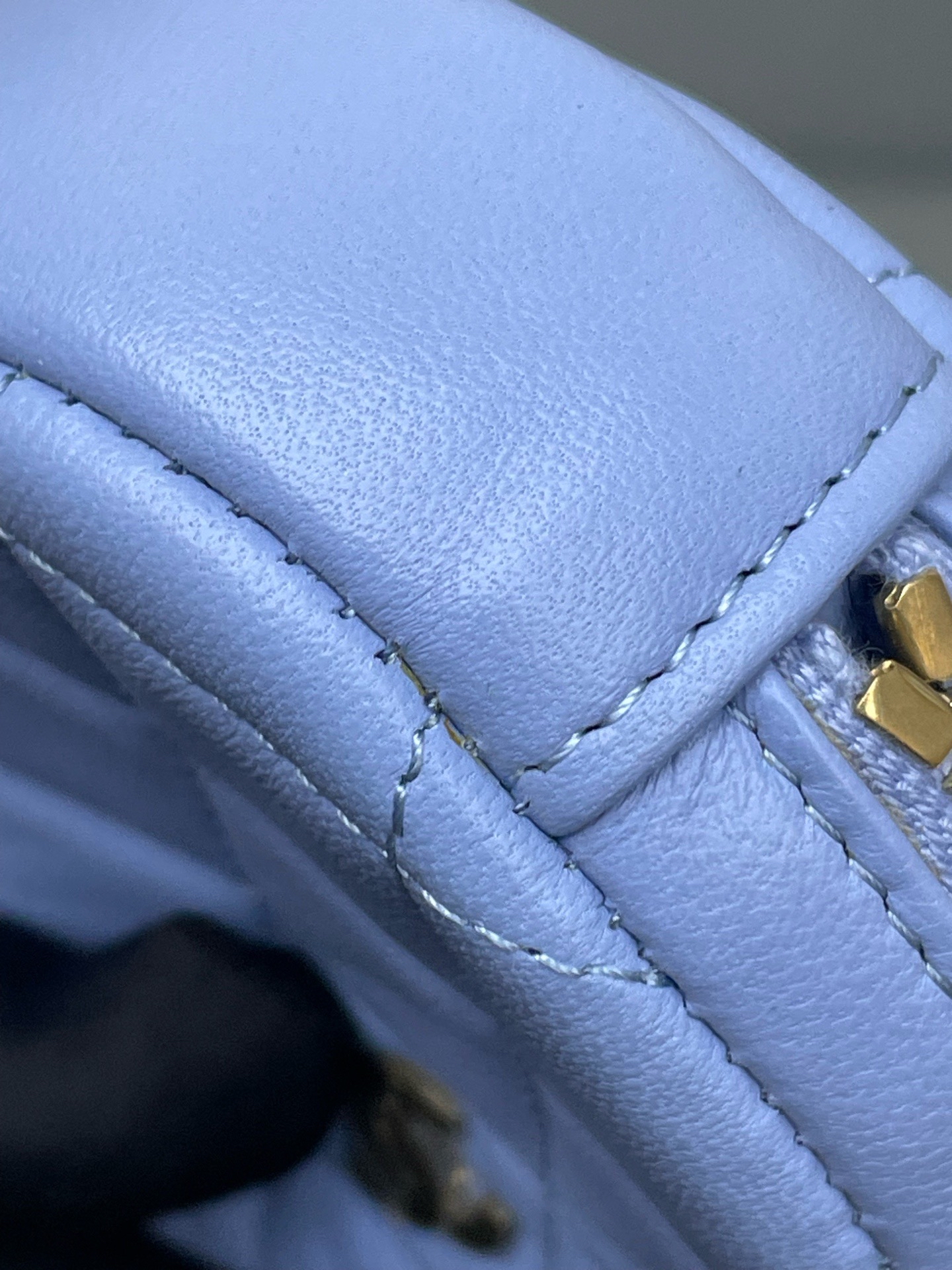 【預訂貨品】Chanel 天空藍金扣羊皮散子包