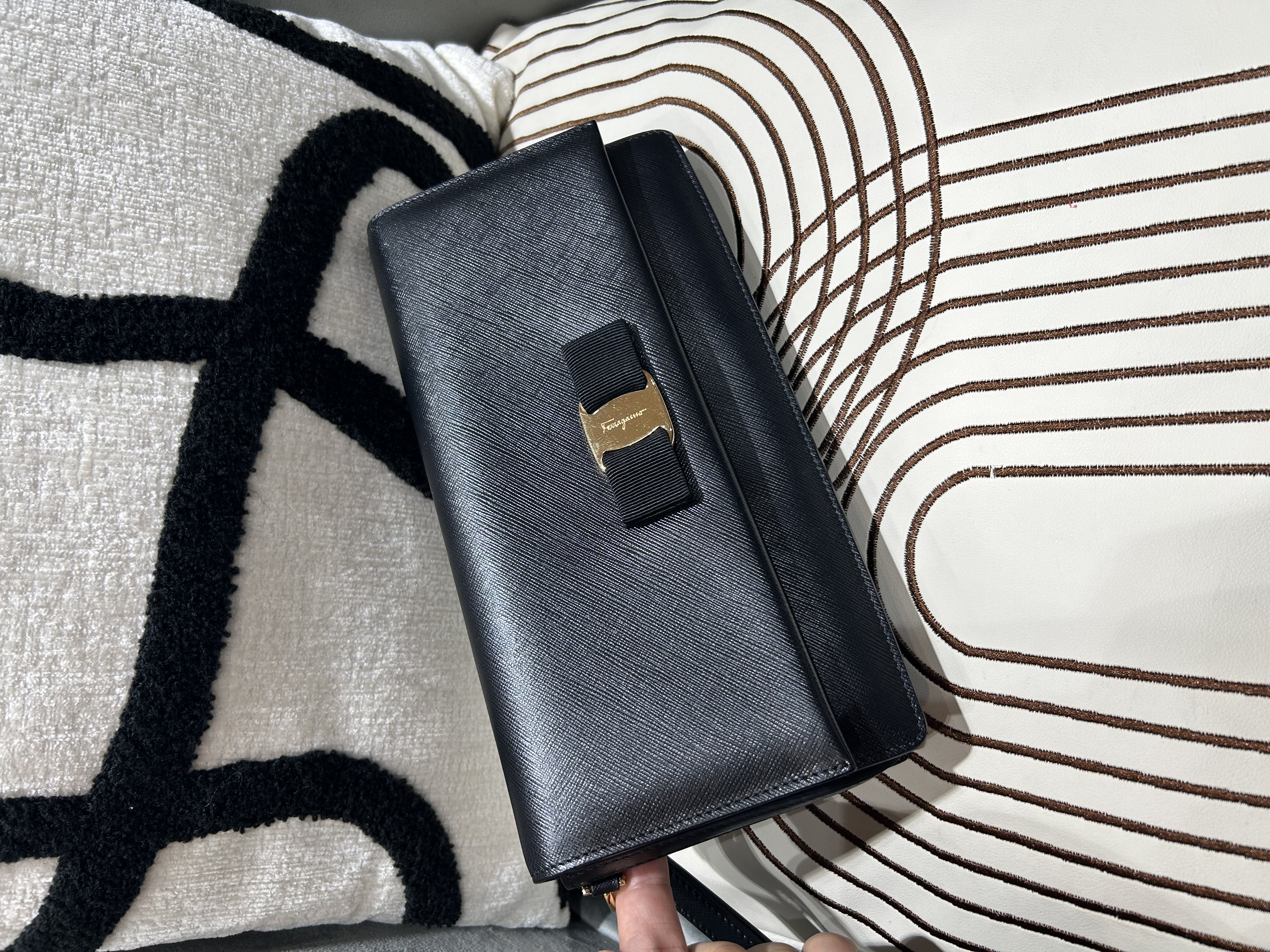 SALVATORE FERRAGAMO Miss Vara Clutch 黑色十字壓紋皮革Black Saffiano Leather 100%Authentic, 98%New ✅Dust bag