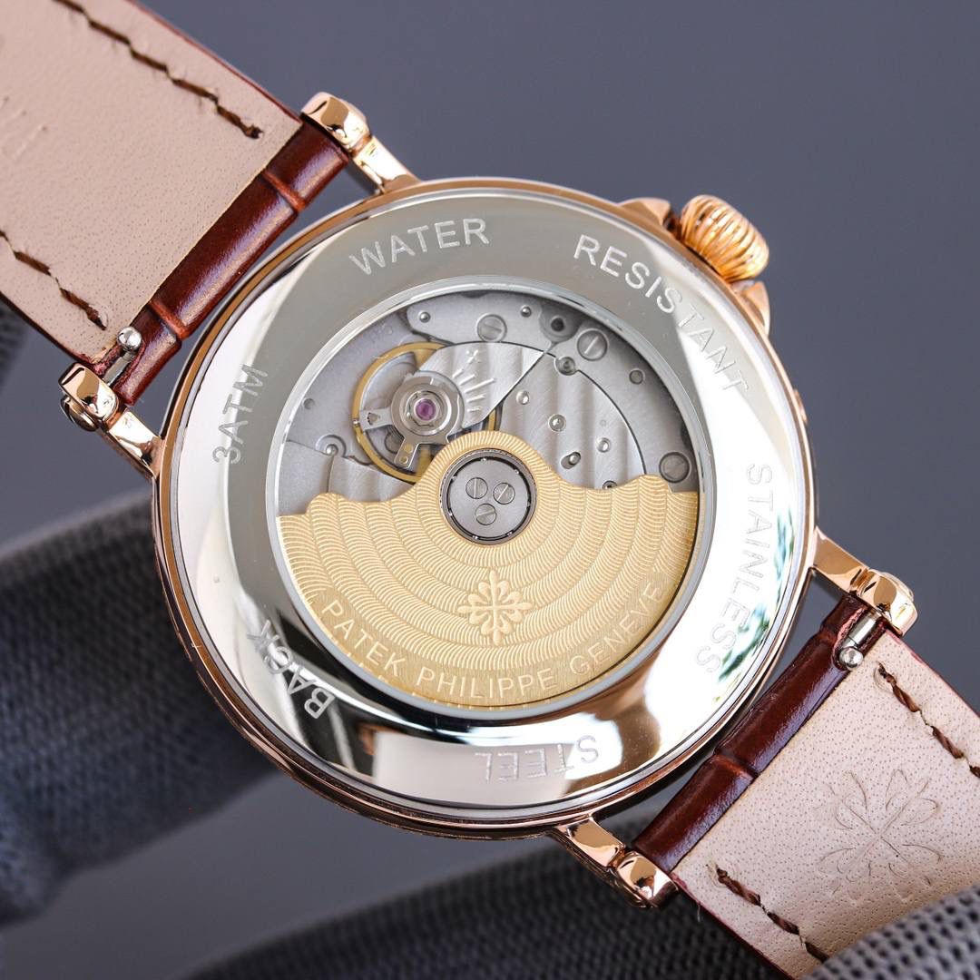 百达翡丽5159万年历腕表✨ 儒雅登场 38mm黄金尺寸+百搭表耳，大小手腕都适配，商务正装露半节超显贵气💼，上手舒适有分量，成功人士标配，戴出排面与底气🤩 ✅表壳精磨细造，温润如玉质感拉满 ✅冲压后盖衔接清脆，防水性能升级 ✅刻度指针贵金属电镀，质感更出众 ✅锅盖型微凸蓝宝表镜，通透辨时准 ✅贵金属钢印立体清晰，细节超规范 🔥定制Cal.324一体机芯｜更薄更稳，仿真度拉满 🎩意大利小牛皮表带+顶级灯笼表扣，通用原装，正装儒雅范儿拉满，人生赢家必备款！