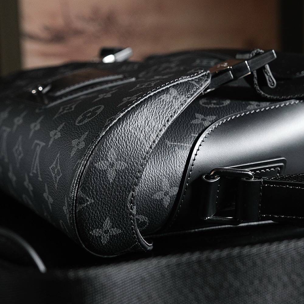 𝐕𝐎𝐘𝐀𝐆𝐄𝐑邮差包 👜✨ ▪️尺寸：33*22.5*11cm▪️ 男士必冲款，背上非常有型， 以经典学院风格为设计灵感，不仅高颜值有型的外表，对它的喜爱还有大容量，上身效果超级帅，别致的锁扣很有设计感，通勤男包的天花板，黑花的颜值低调非常凸显男生气质，最适合时髦男士的邮差包！