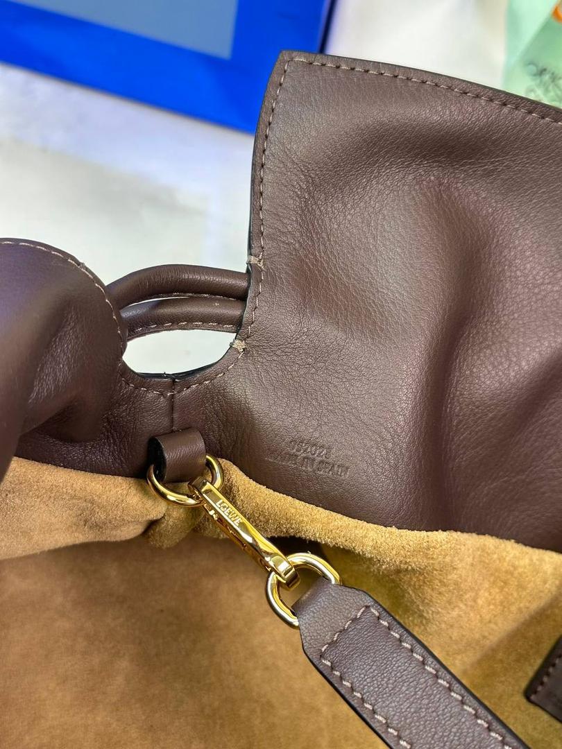 全新升级—中号𝙁𝙡𝙖𝙢𝙚𝙣𝙘𝙤出货啦✅ ❤️升级版福袋正面新增品牌烫金𝙇𝙤𝙜𝙤代替压印𝙇𝙤𝙜𝙤，肩带加宽同时增加两侧狗扣五金代替原本皮穿扣肩带，精致又便捷🥰 ❤️独家定制皮料五金，小牛皮皮质手感十分柔软且耐用，肩带🉑拆卸🉑调节，多种背法任你选择，容量超大，日常出行必备😍 ❤️独家品控，完全对版细节，全套礼盒🎁包装给你满满的仪式感🥰 中号尺寸：𝟑𝟎-𝟏𝟎.𝟓-𝟐𝟒.𝟓𝐜𝐦 款号：052028咖啡色