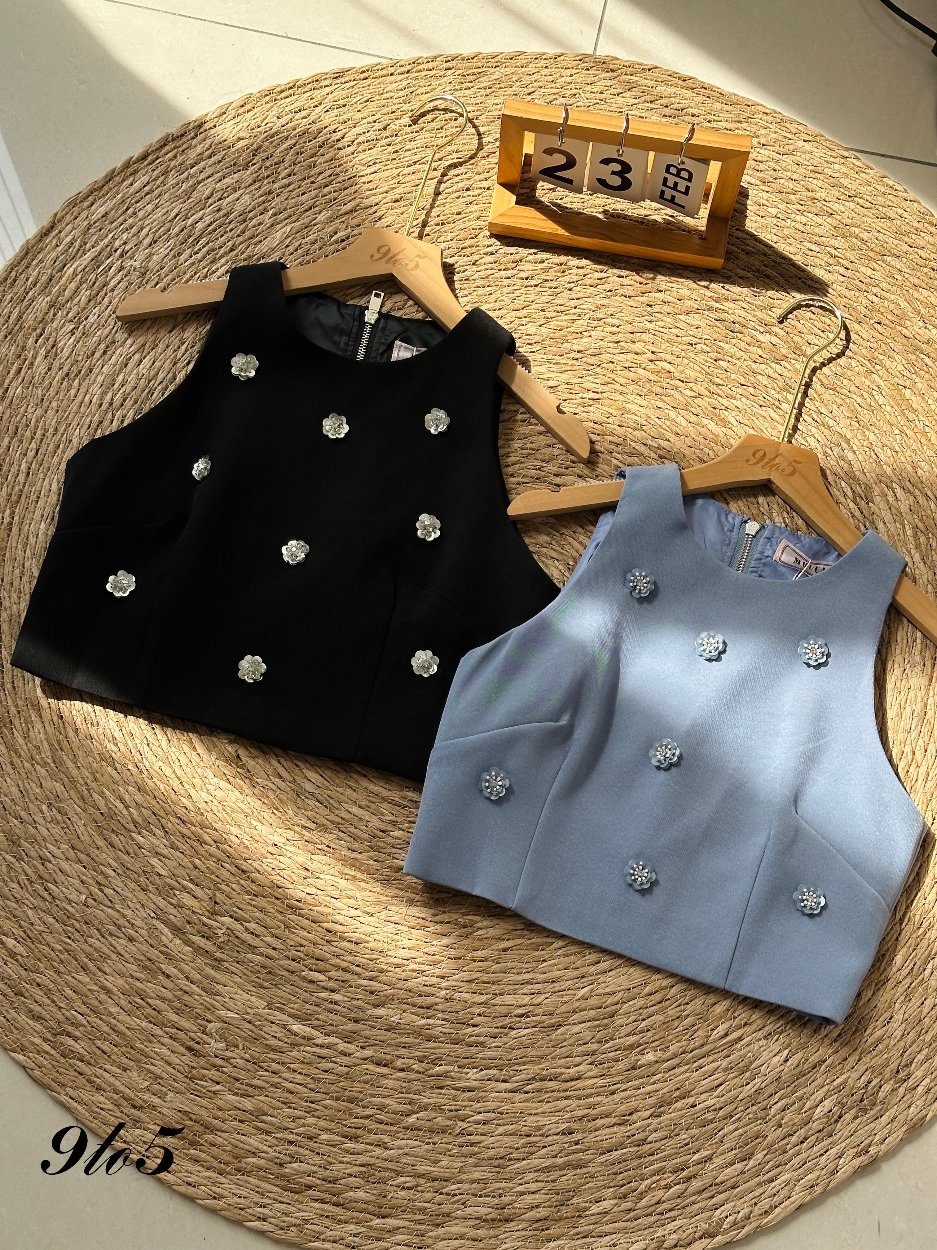 T3960 Sleeveless Floral Crop Top - Black & Blue