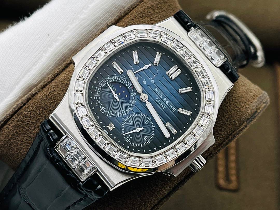 V3升级版 【市场最高品质版本】百达.翡丽Patekphilippe运动系列（鹦鹉螺）5724（霸道总裁）升级版珍珠陀！ 1⃣️所有功能同正品（10字位动能显示，7字位日历和月相 4字位小秒针），和原装一样的带水平压纹图案，带荧光刻度 ！ 2⃣️直径40毫米，904L精钢镀金，蓝宝石玻璃镜面。 3⃣️5722和5724款的外钻为施华洛世奇钻，通透闪亮，气质非凡。在目前技术范畴内尽可能接近原装，此款腕表可以让您驾驭所有场合！ 匠心之作 欢迎您的品鉴！（现在买就送定制版一支商务用笔，让您的品味十足，气派十足，从容面对任何挑战）