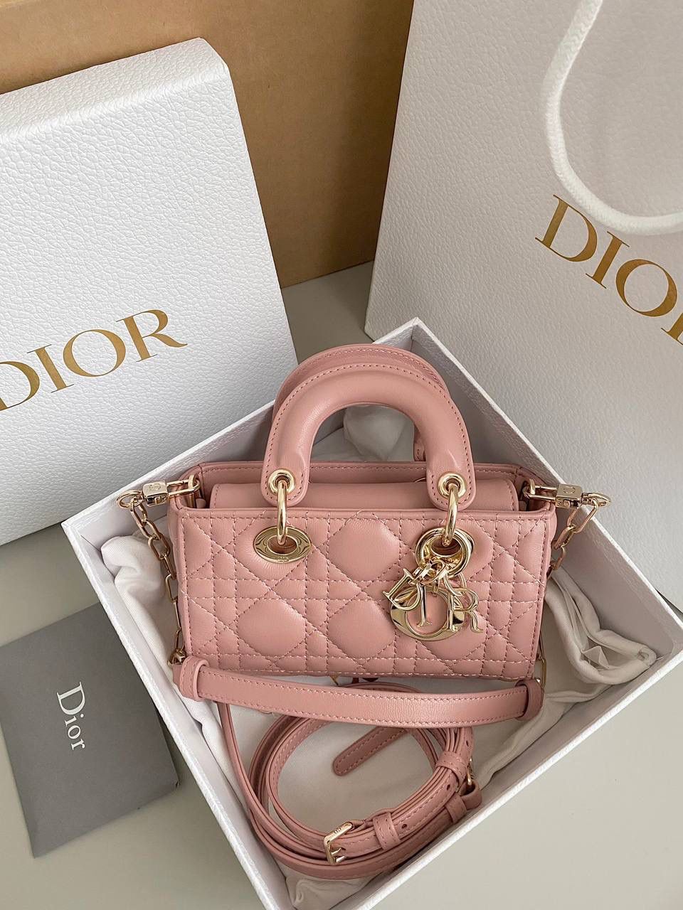 玫瑰粉超迷你🎀 𝗗𝗶𝗼𝗿 𝗗-𝗝𝗼𝘆 𝗯𝗮𝗴羊皮2023早春款 时尚果然就是轮回，回归了一把中古戴妃 长方包形，短链条➕细长肩带直接封神！！ 复古时髦感超强，真是什么场合都可以把住 绝对是lady中的天花板了，强势出圈啦姐妹们🤩😍 17.5×10.5×6cm