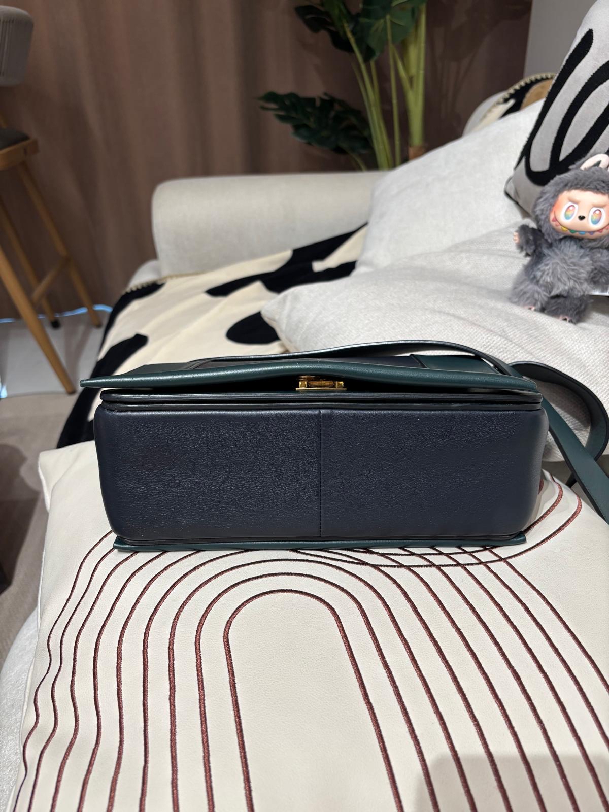 Celine frame medium calfskin flap bag 100%Authentic ,98%new✅dust bag✅收據