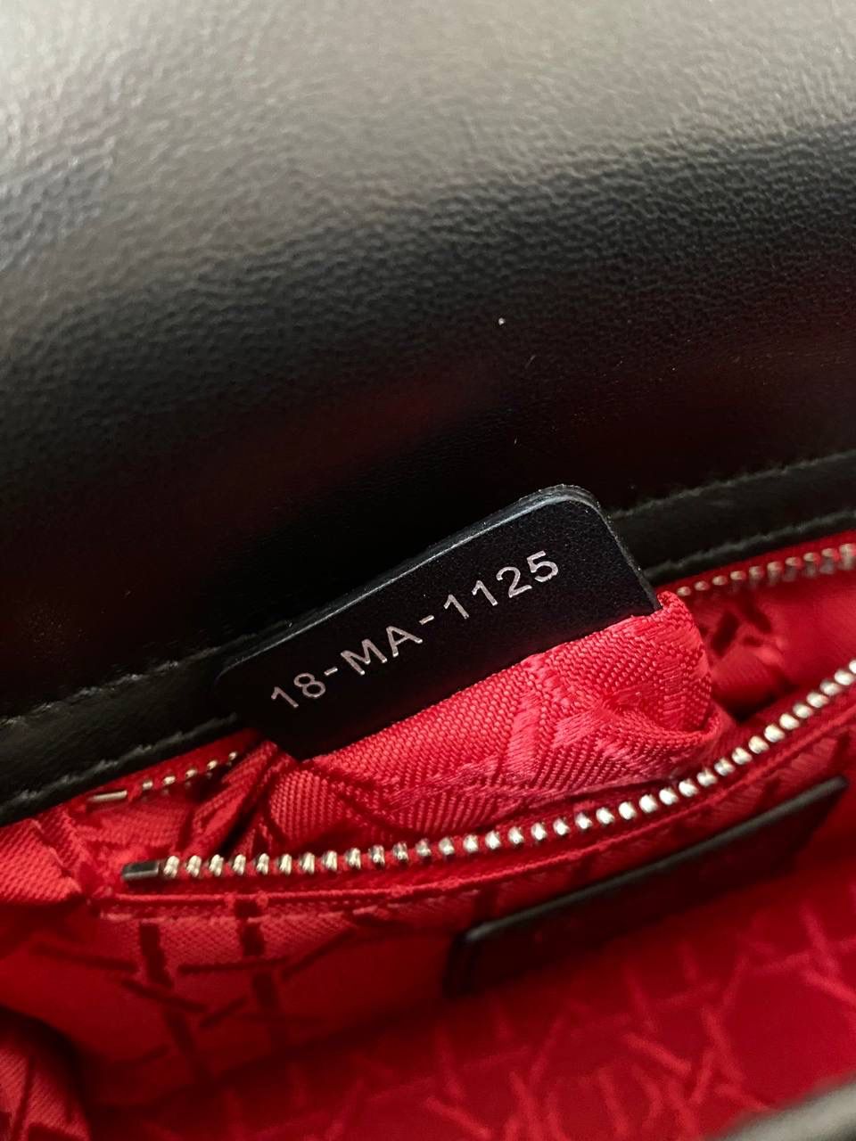 黑银🖤𝗗𝗜𝗢𝗥 𝗟𝗮𝗱𝘆羊皮三格银扣 女生必须要拥有的一只经典款‼️😍 一年四季爆卖，老客每天都在补单 细腻柔软质感不是普通的包包可以比的 进口原厂羊皮➕全钢五金，终极版 （标配两条肩带） size：17cm