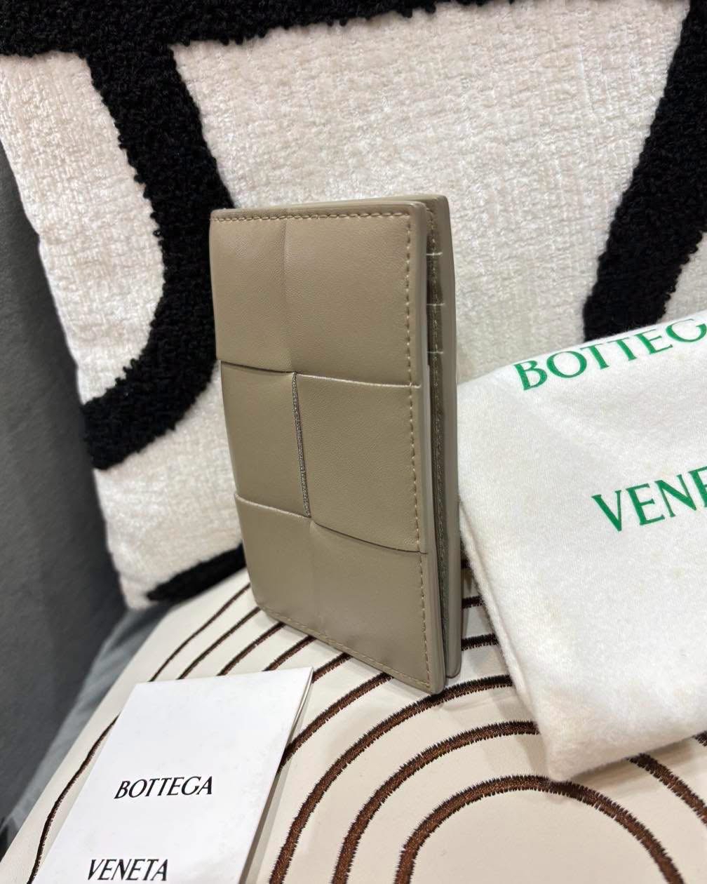 Bottega Veneta Cassette Card Holder  100%Authentic, 98%new✅dust bag 