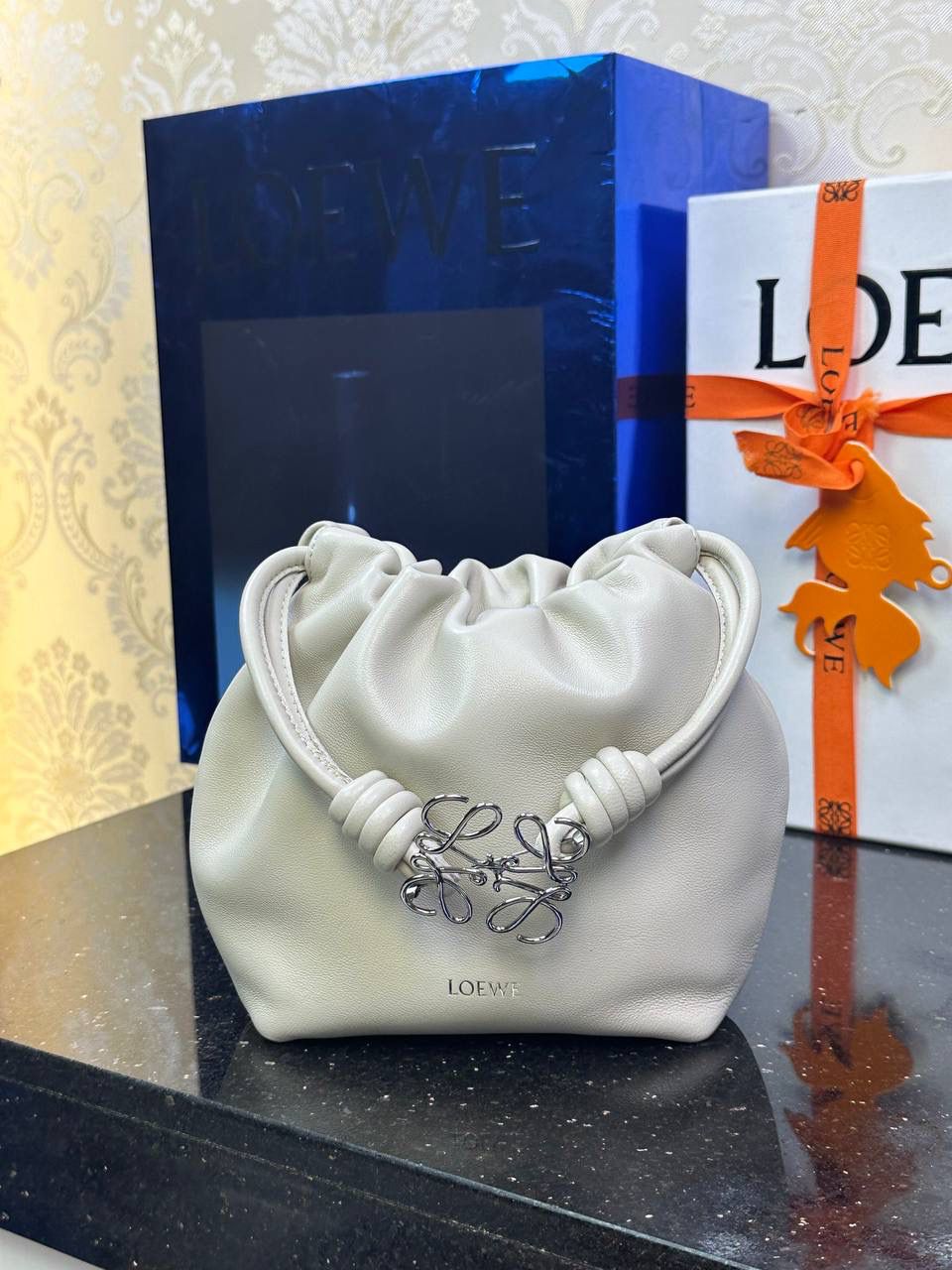 🎈迷你链条款𝙁𝙡𝙖𝙢𝙚𝙣𝙘𝙤 𝙋𝙪𝙧𝙨𝙚羊皮 ——【海盐白】 尺寸：𝟐𝟑.𝟓-𝟓-𝟏𝟕𝐜𝐦 编码：062347 👉🏻延续福袋收缩绳褶皱设计，羊皮包身手感细腻柔软❤️ 👉🏻链条肩带➕皮肩带的双肩带设计，时尚百搭，给足了集美们多样化的选择。肩带可拆卸可调节，磁扣开合，正面烫金𝙇𝙤𝙜𝙤，呈现出高贵典雅的视觉感😍 👉🏻独家背景➕独家品质➕独家全套砖柜礼盒套装，市场高端品质皆在我手✌🏻