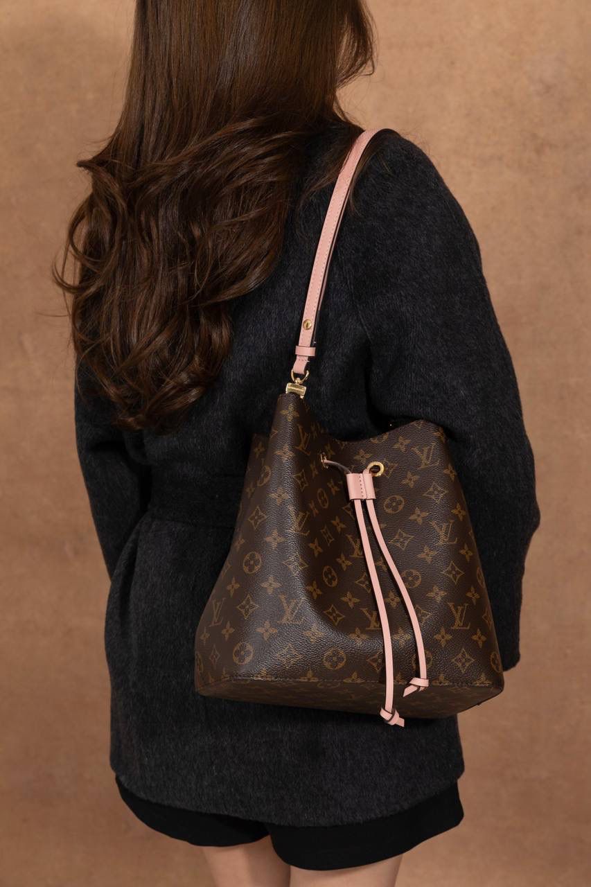 LV水桶包👜✨ 尺寸为 26×26×17.5cm，作为经典著作，它是入门款中备受追捧的单品。1932 年专为承运香槟而设计的酒袋，在当代潮流的洗礼下，化身为蕴含传承之美的水桶包，被尊为“经典之王”。